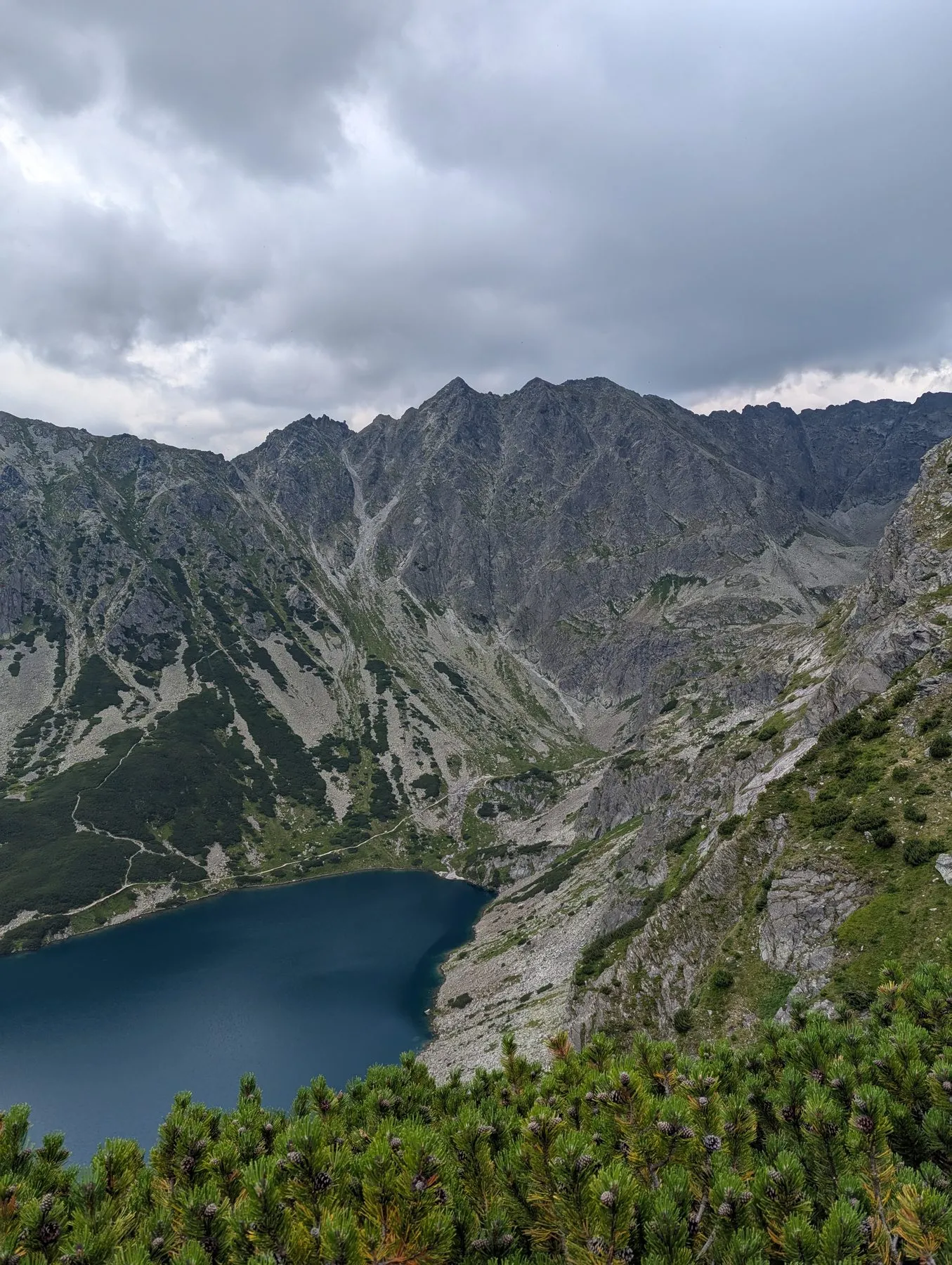 Czarny Staw Gąsienicowy i Granaty widziane spod Kościelca