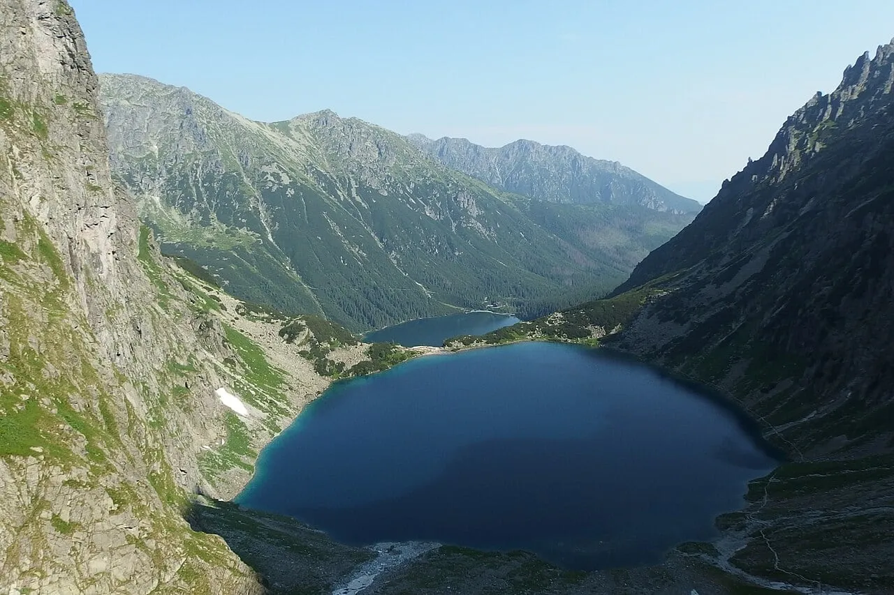 Czarny Staw pod Rysami, w głębi Morskie Oko