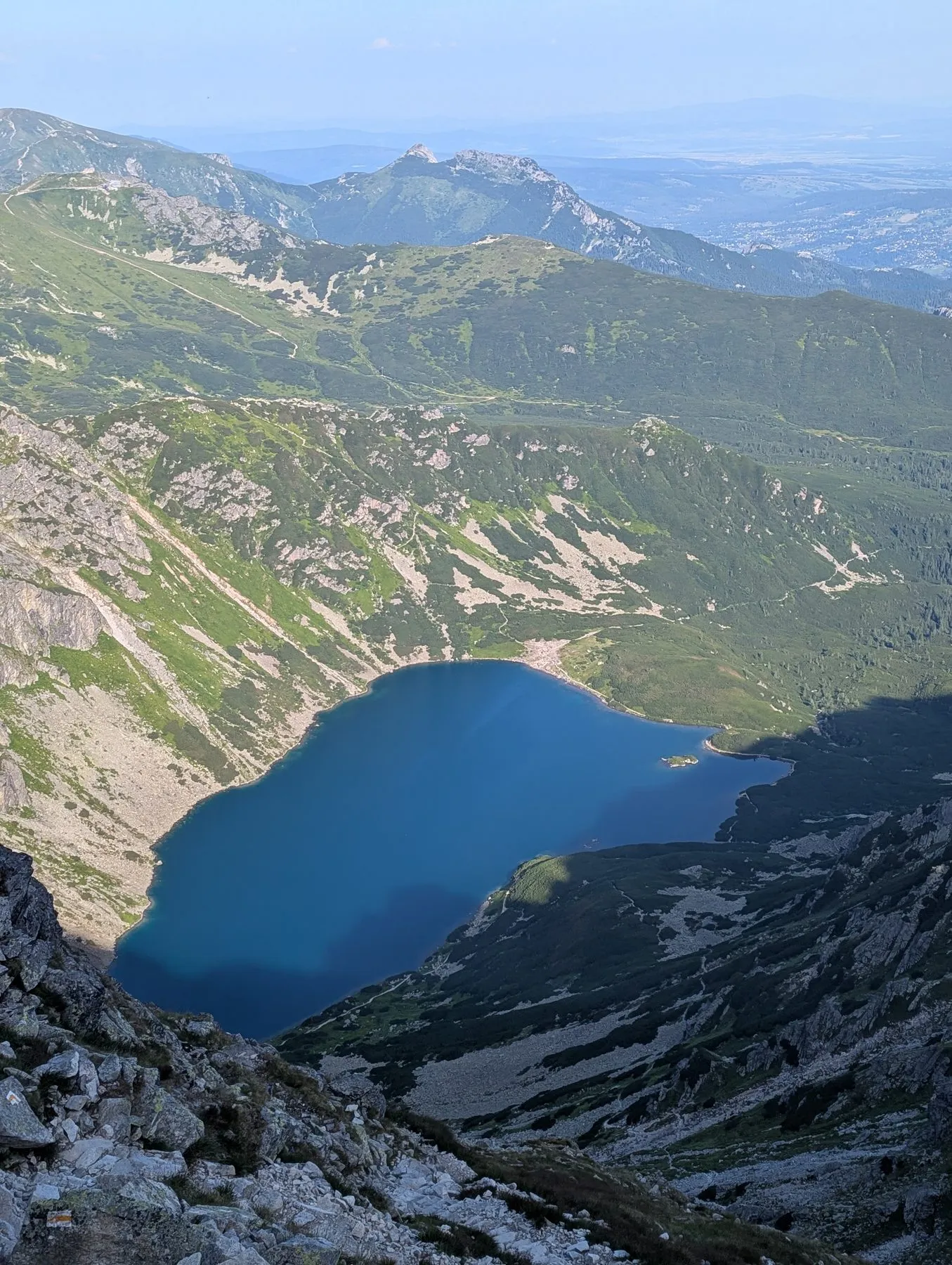 Czarny Staw Gąsienicowy widziany z żółtego szlaku pod Skrajnym Granatem, w głębi Giewont
