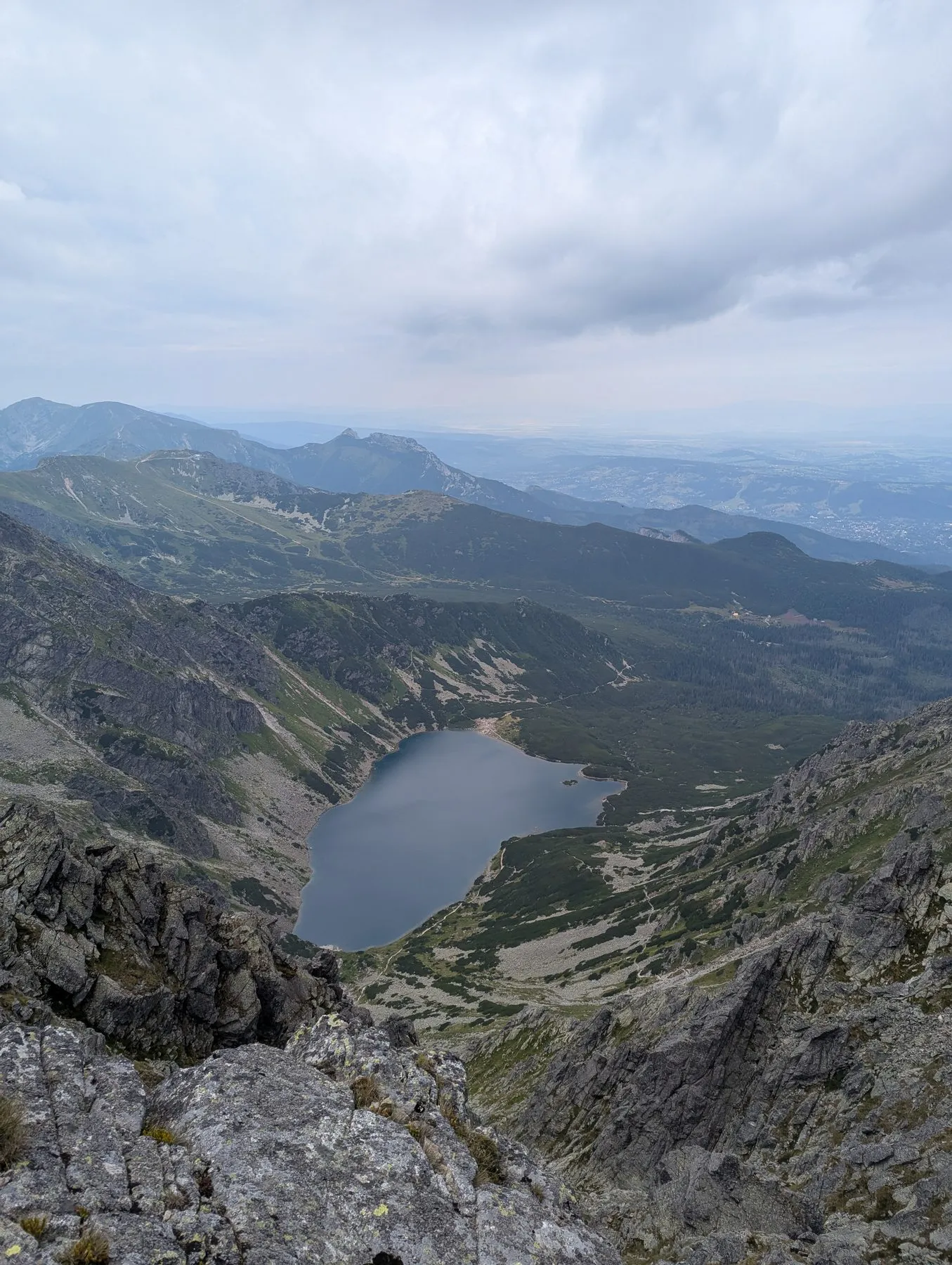 Czarny Staw Gąsienicowy widziany z grani Granatów, w głębi Giewont