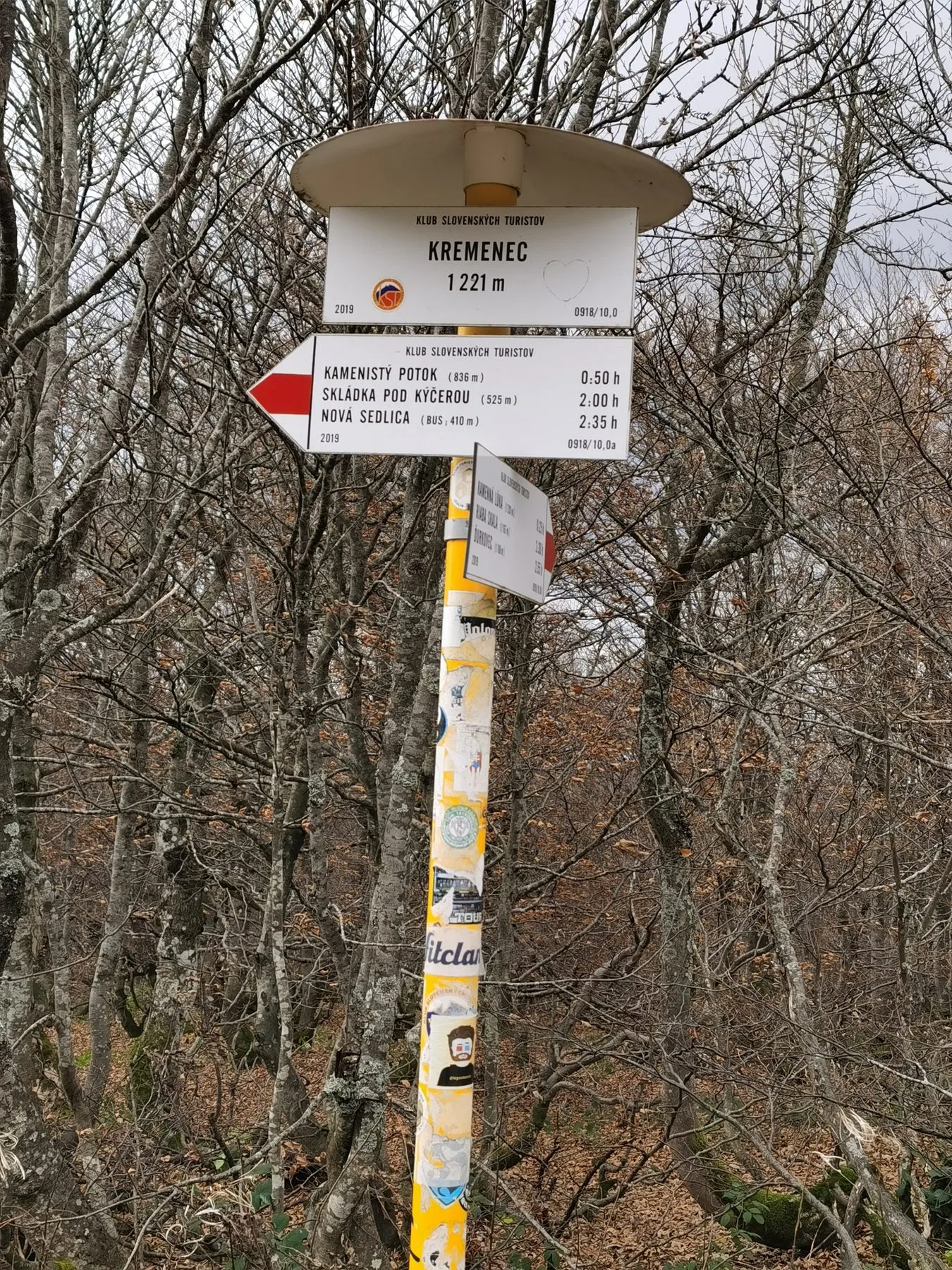 Słowacki drogowskaz na Krzemieńcu (Kremenec, 1221 m), listopad 2023