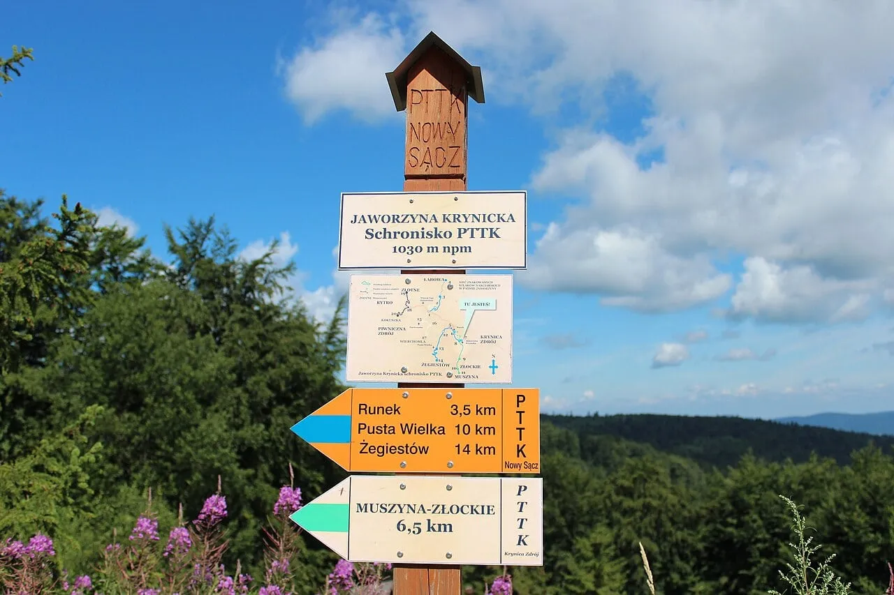 Drogowskaz przy schronisku PTTK na Jaworzynie Krynickiej