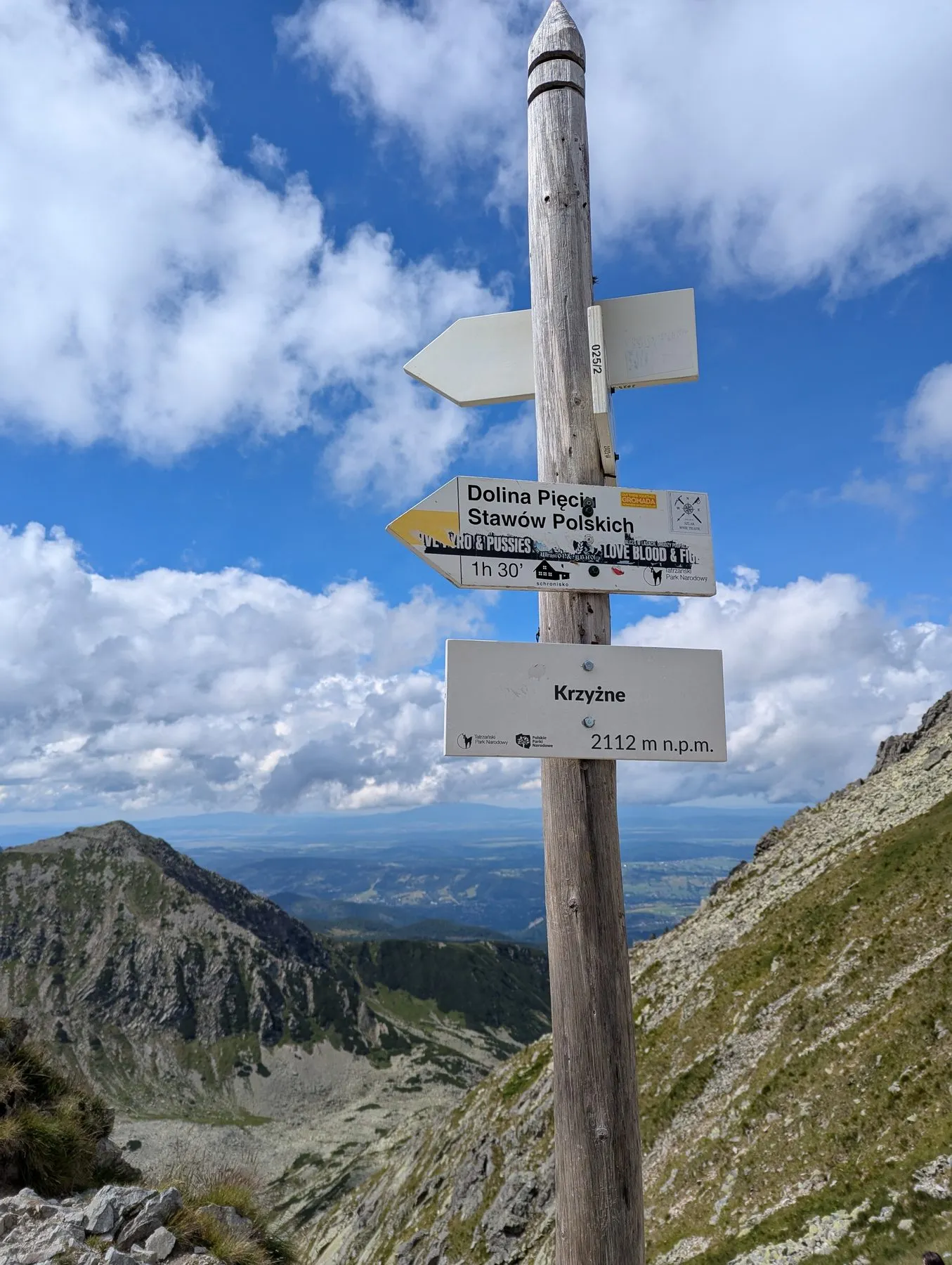 Drogowskaz na przełęczy Krzyżne, 2112 m n.p.m., do Doliny Pięciu Stawów Polskich 1 h 30 min
