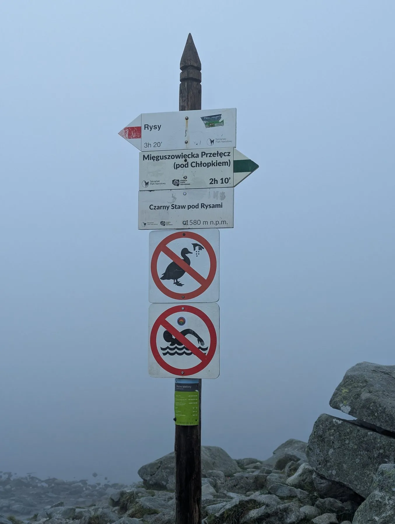Drogowskaz nad Czarnym Stawem pod Rysami, na przełęcz 2 h 10 min