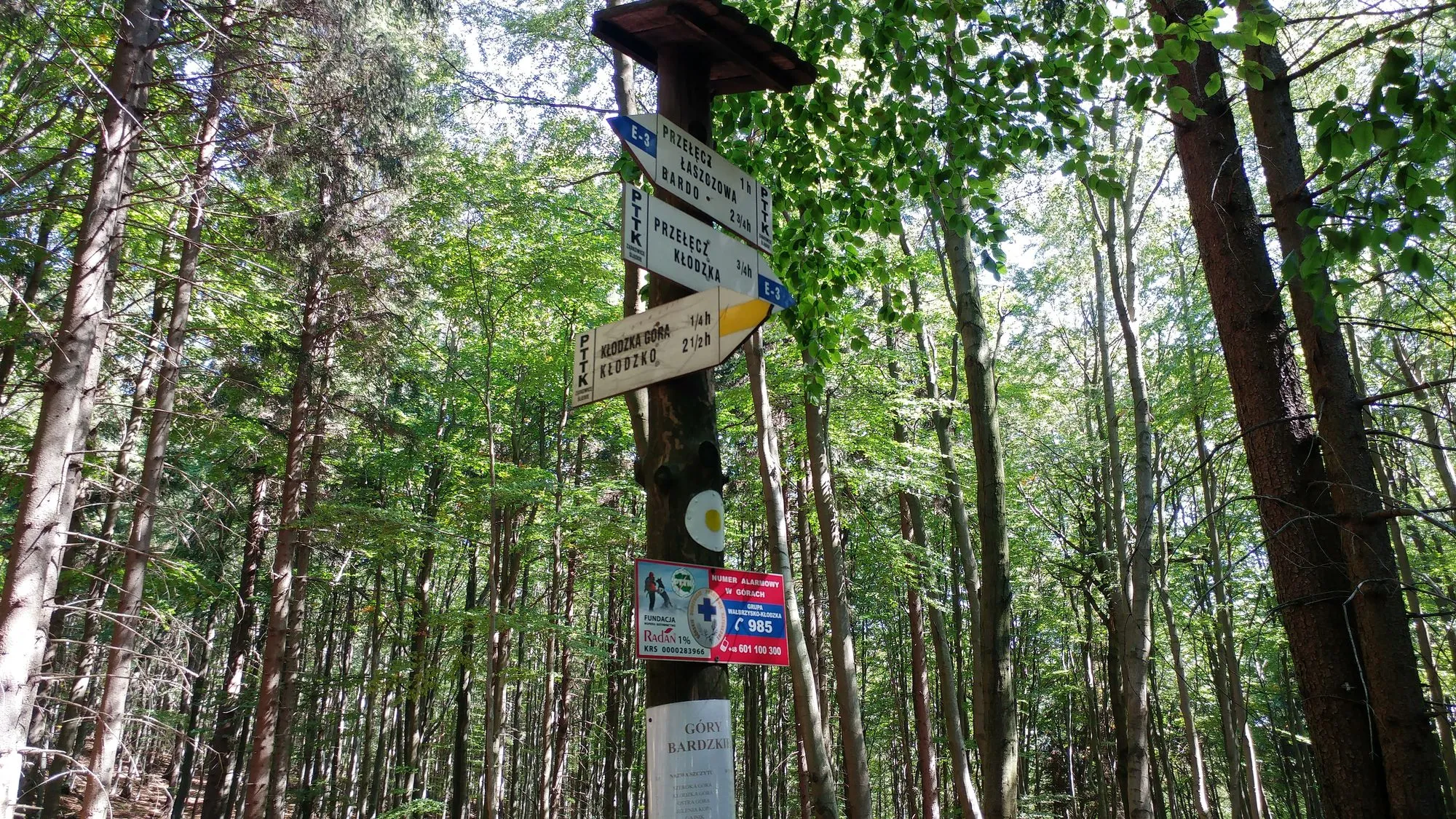 Drogowskazy przy niebieskim szlaku, sierpień 2016