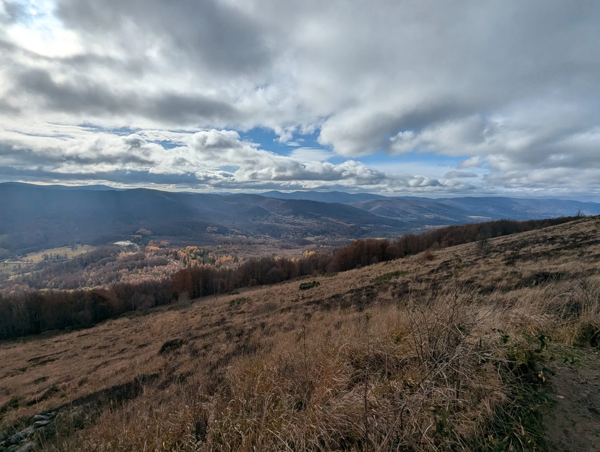 Chmury nad doliną, widok z grzbietu następnego dnia