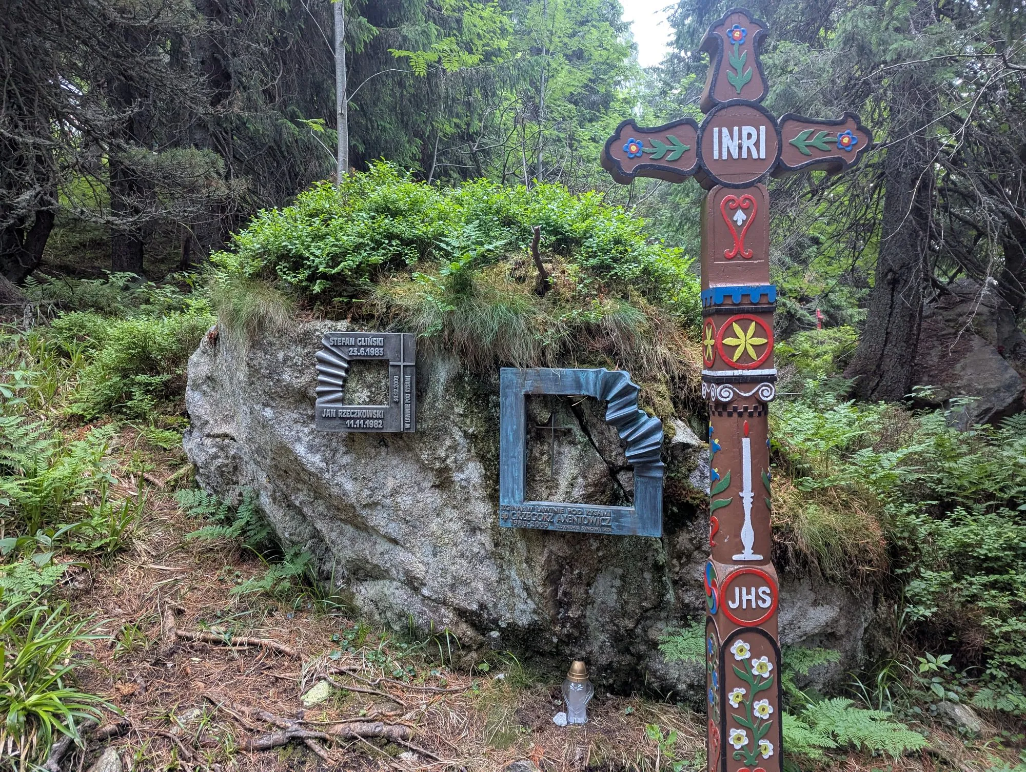 Symboliczny cmentarz ofiar gór pod Osterwą, kilka minut od Popradzkiego Stawu