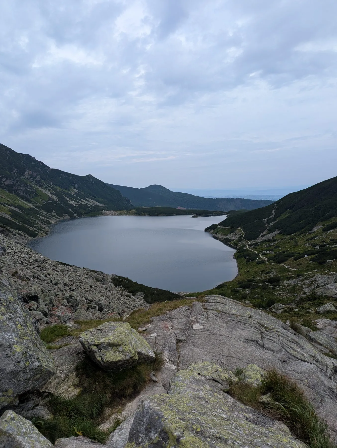 Czarny Staw Gąsienicowy widziany z progu nad stawem