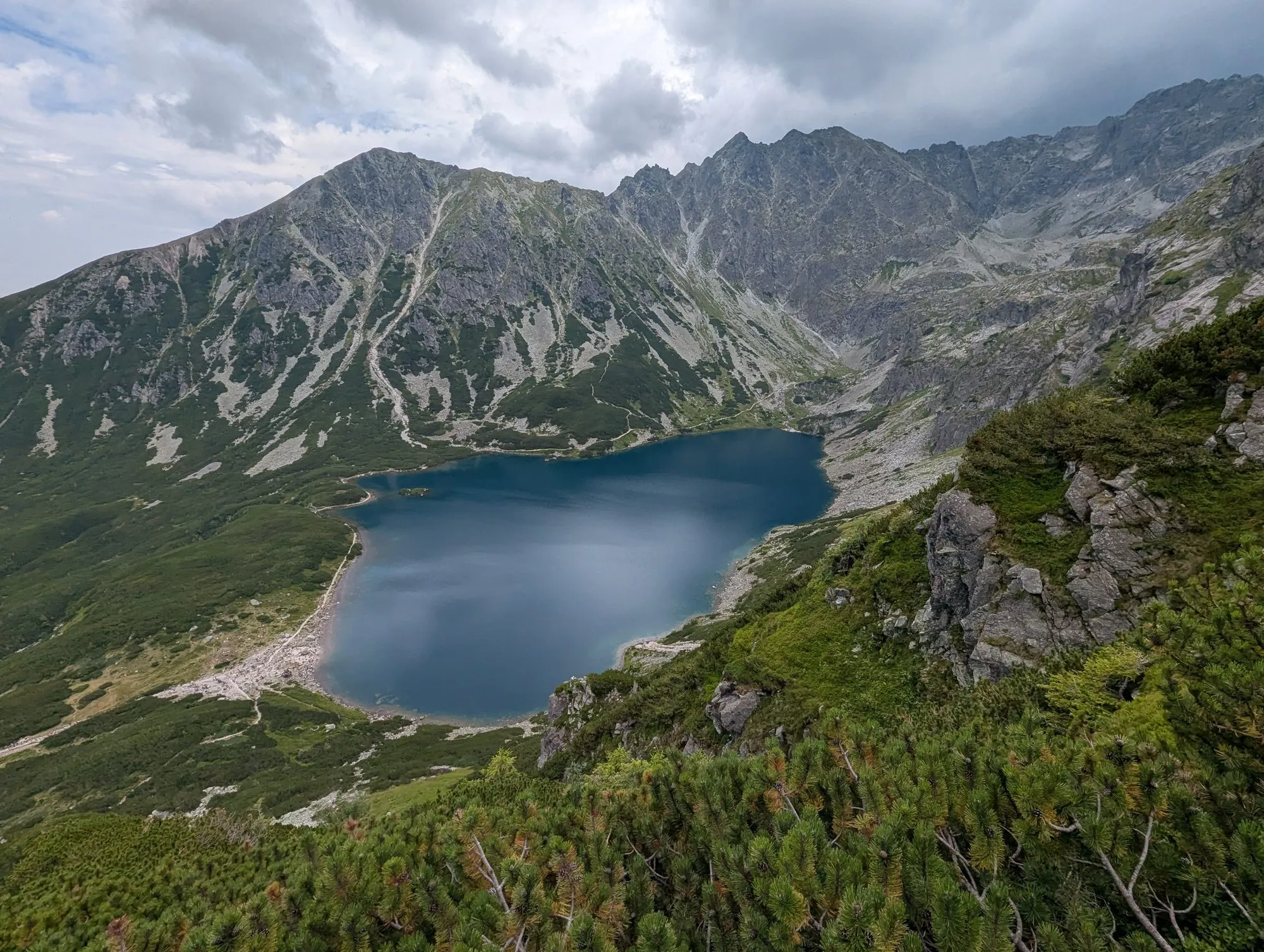 Czarny Staw Gąsienicowy widziany z zejścia