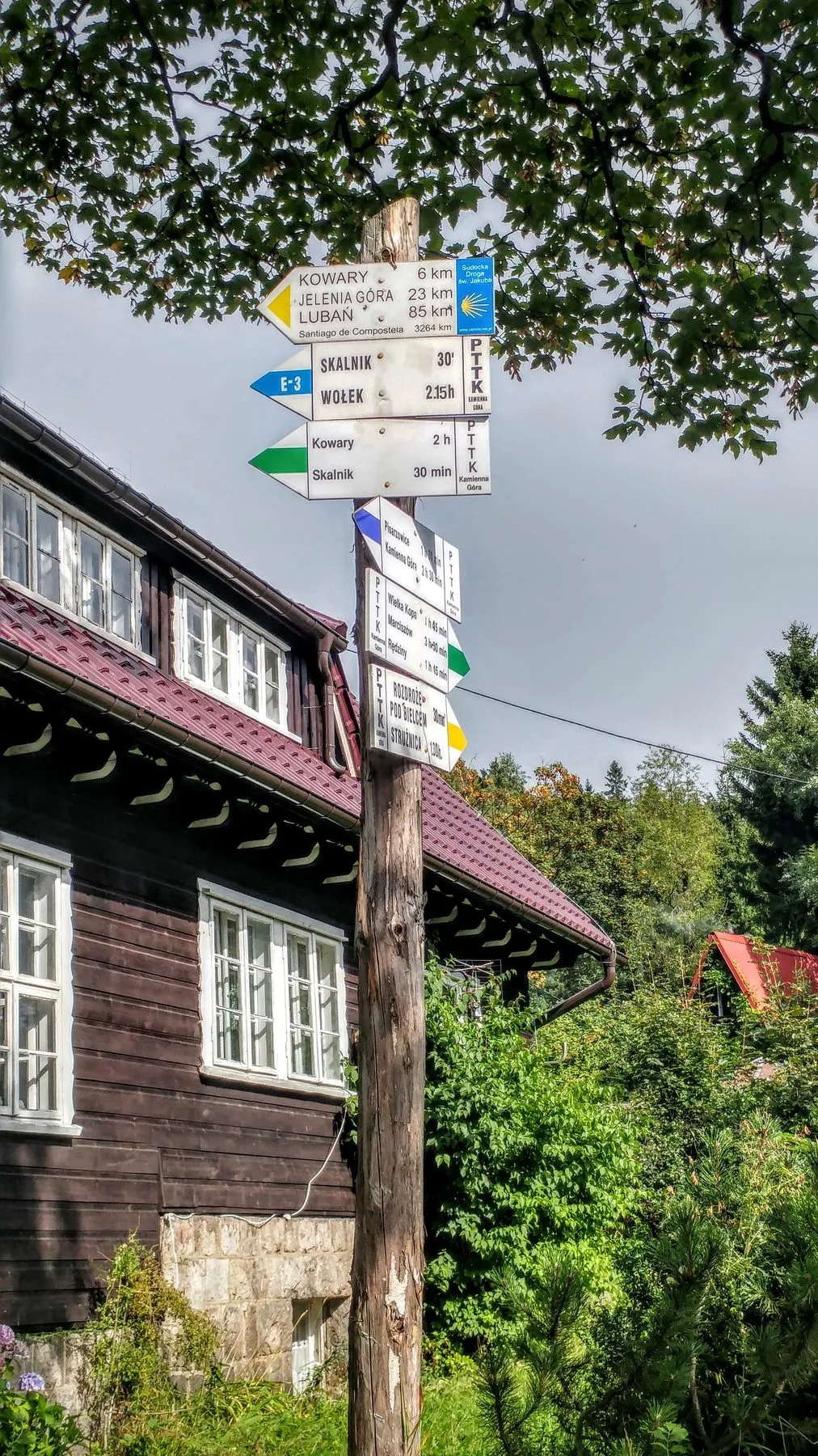 Drogowskazy przy dawnym schronisku Czartak, wrzesień 2016