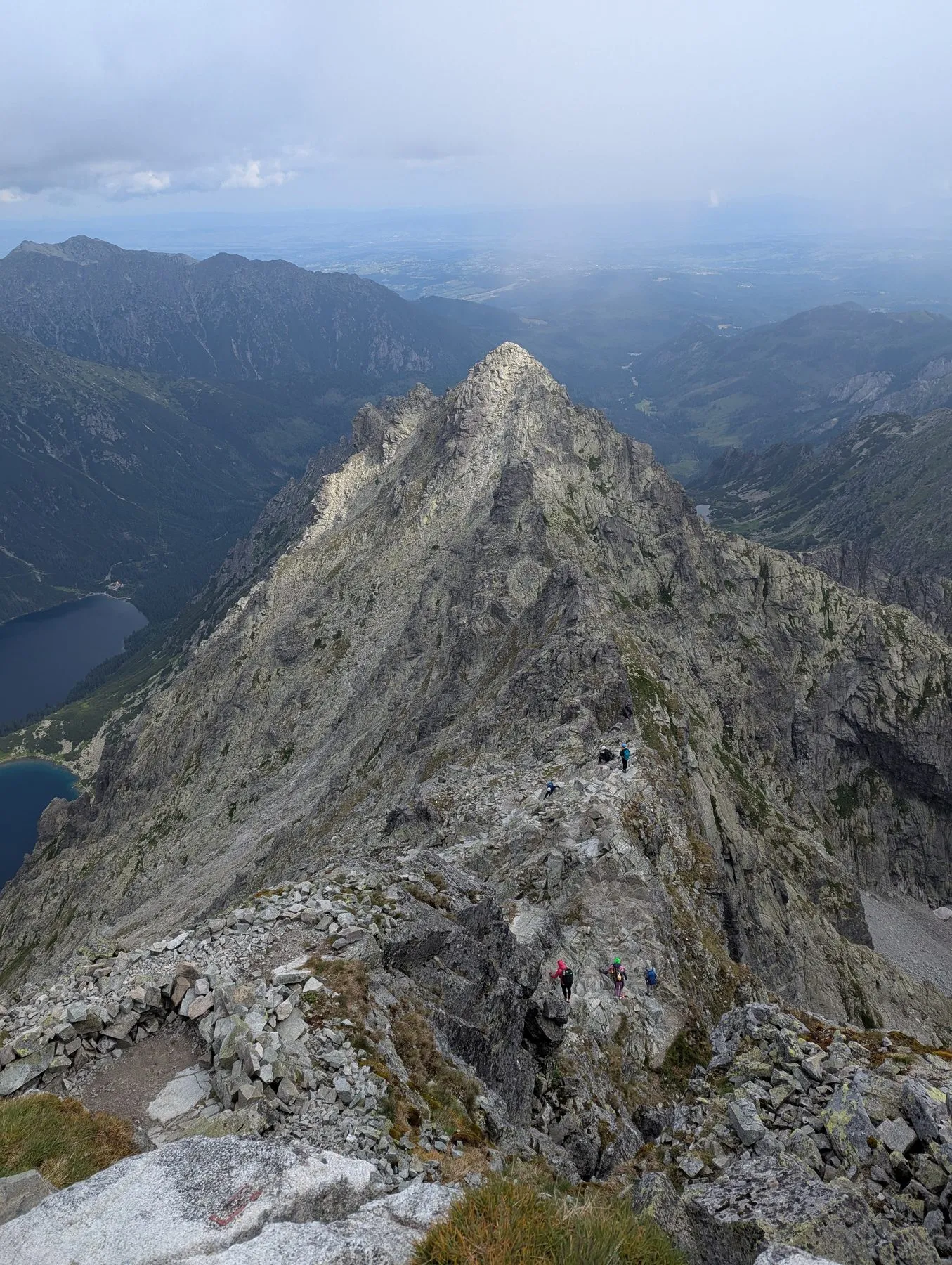 Grań opadająca z Rysów na północ, w dole Czarny Staw pod Rysami i Morskie Oko