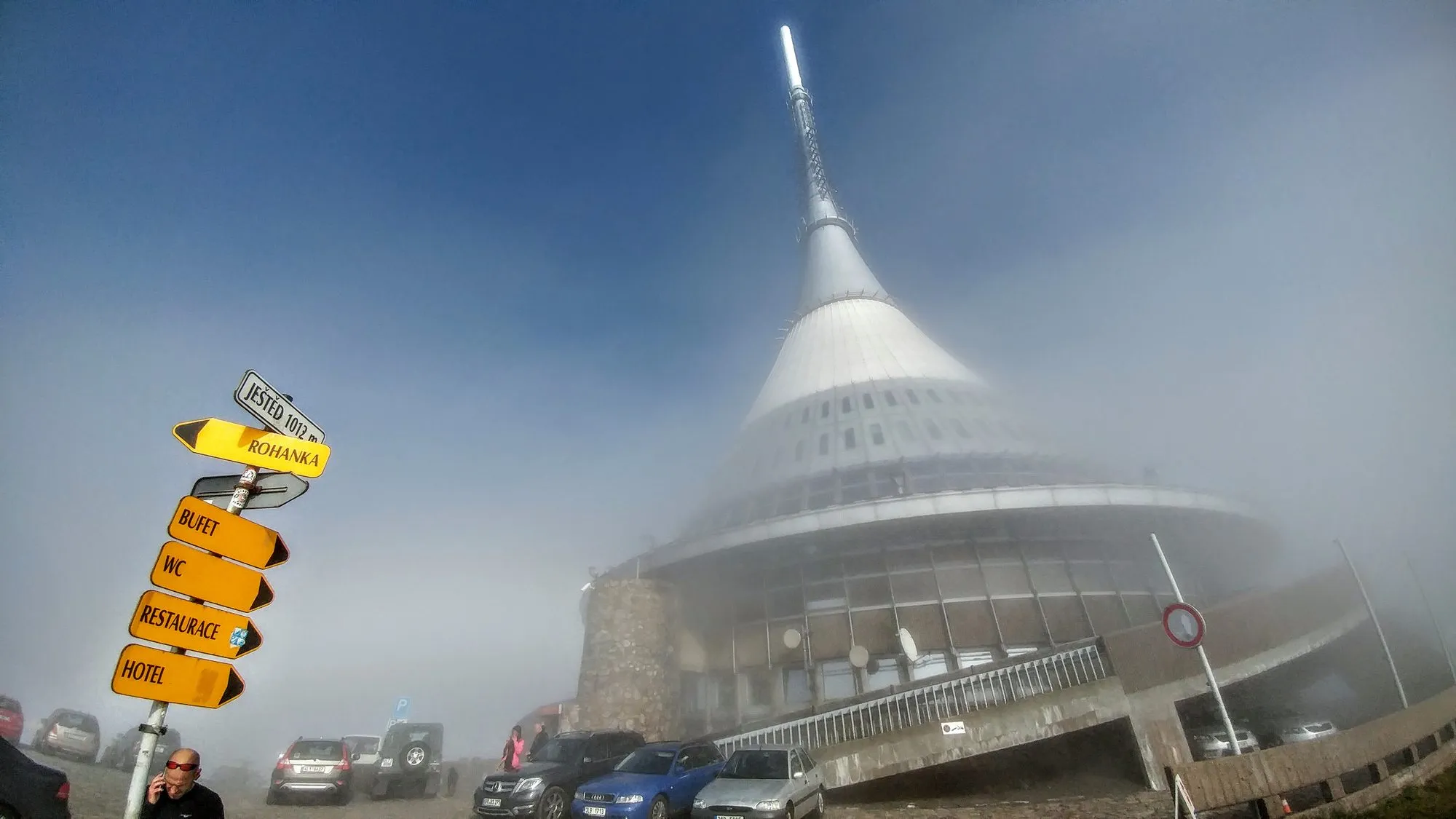 Hotel Ještěd i drogowskazy przy parkingu