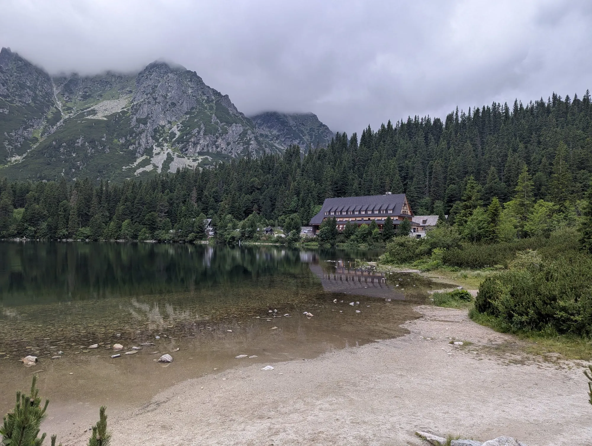 Popradzki Staw i hotel górski na jego brzegu