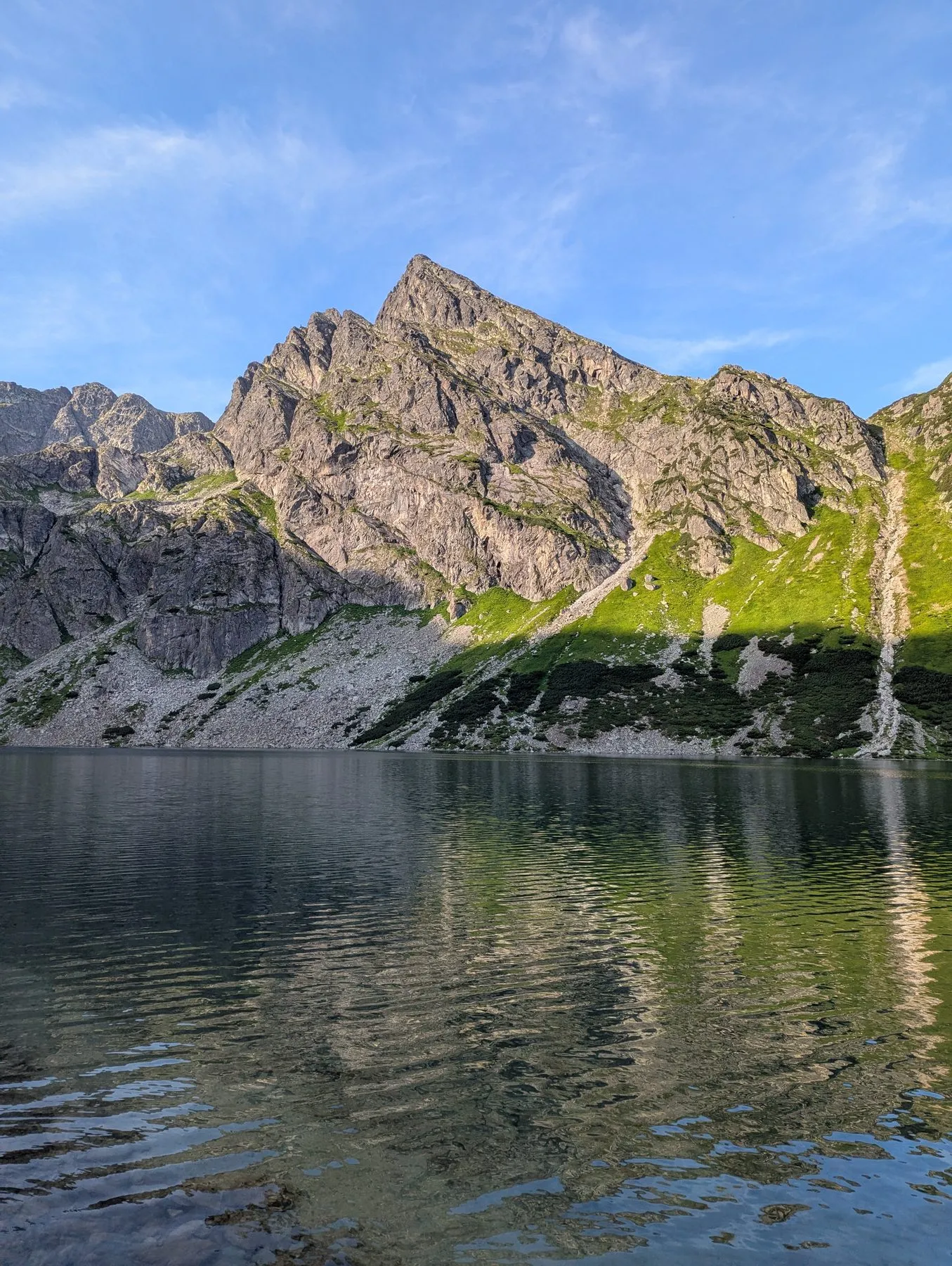 Kościelec nad Czarnym Stawem Gąsienicowym o poranku