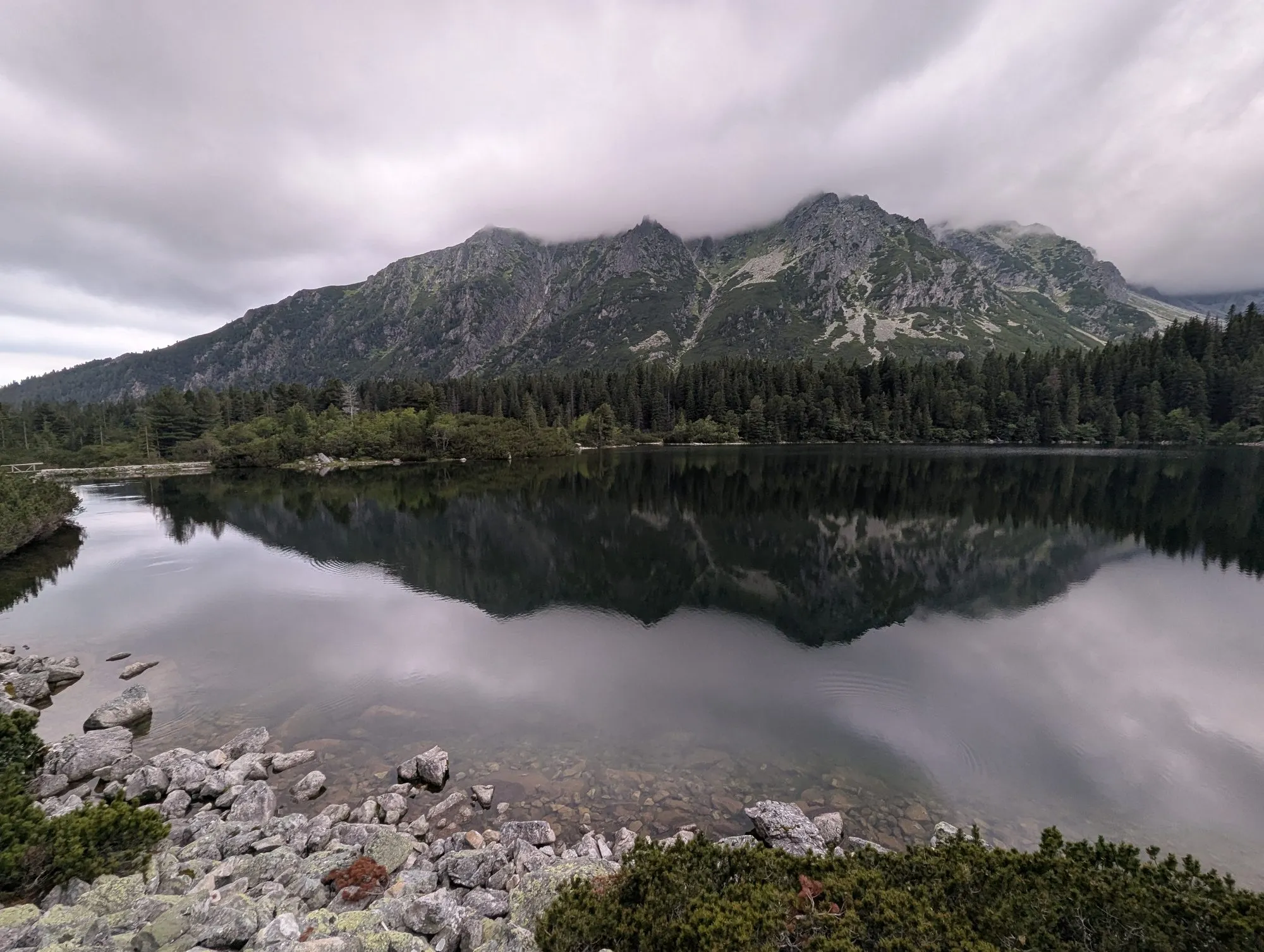 Popradzki Staw pod chmurami, lipiec 2025