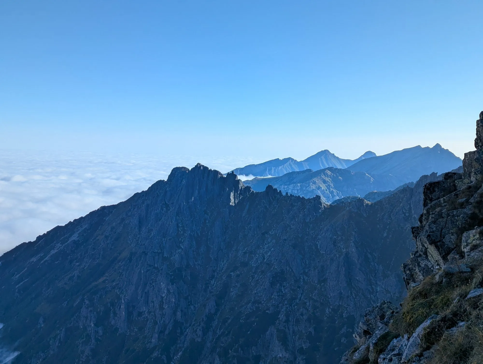 Tatry ponad chmurami, widok ze szlaku