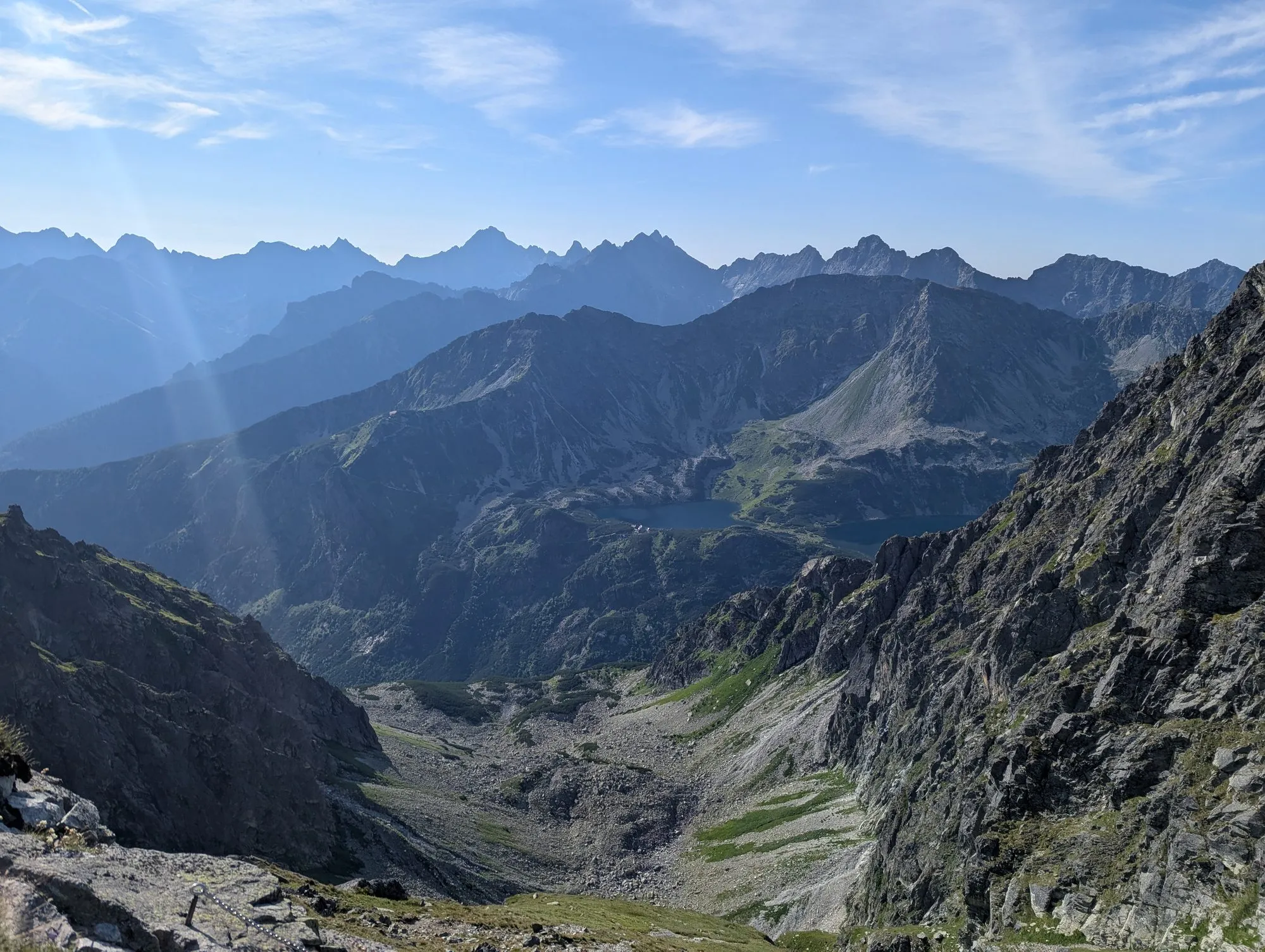 Widok z Orlej Perci na południe, w głębi Tatry Wysokie