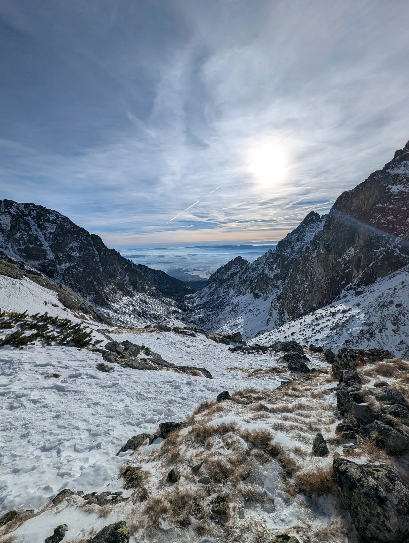 Widok spod schroniska w dół doliny