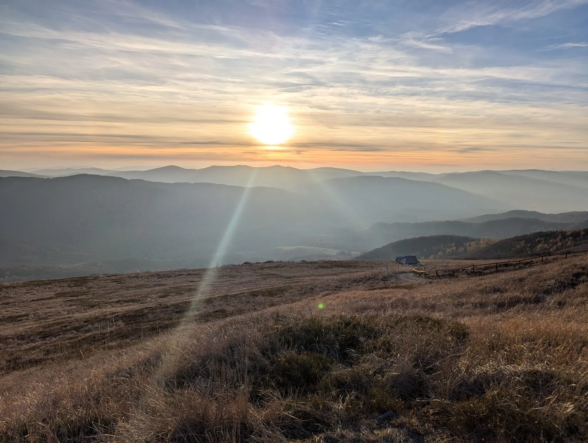 Zachodzące słońce nad doliną, widok spod Chatki Puchatka