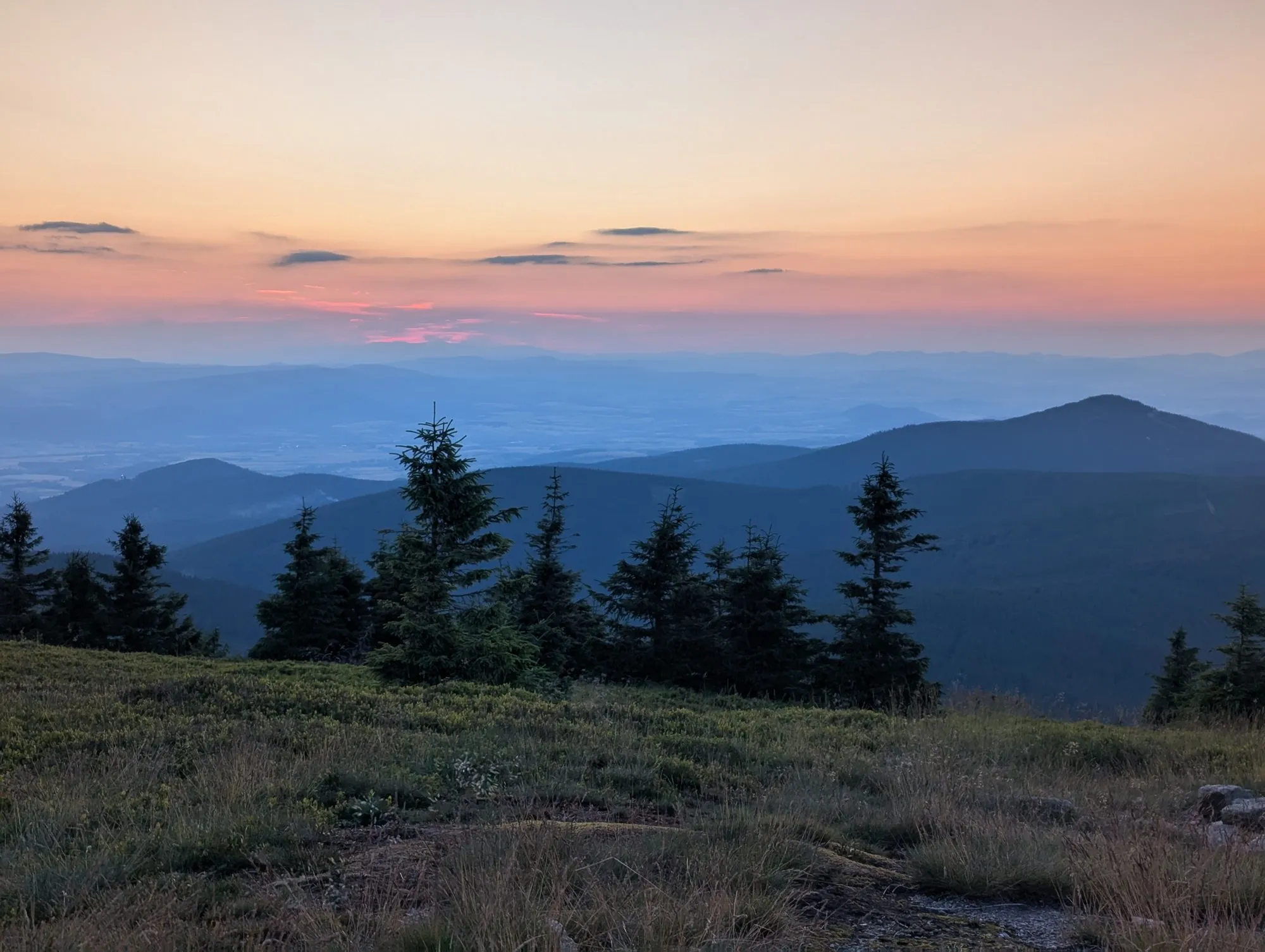 Zmierzch nad grzbietami, widok ze szczytu Śnieżnika