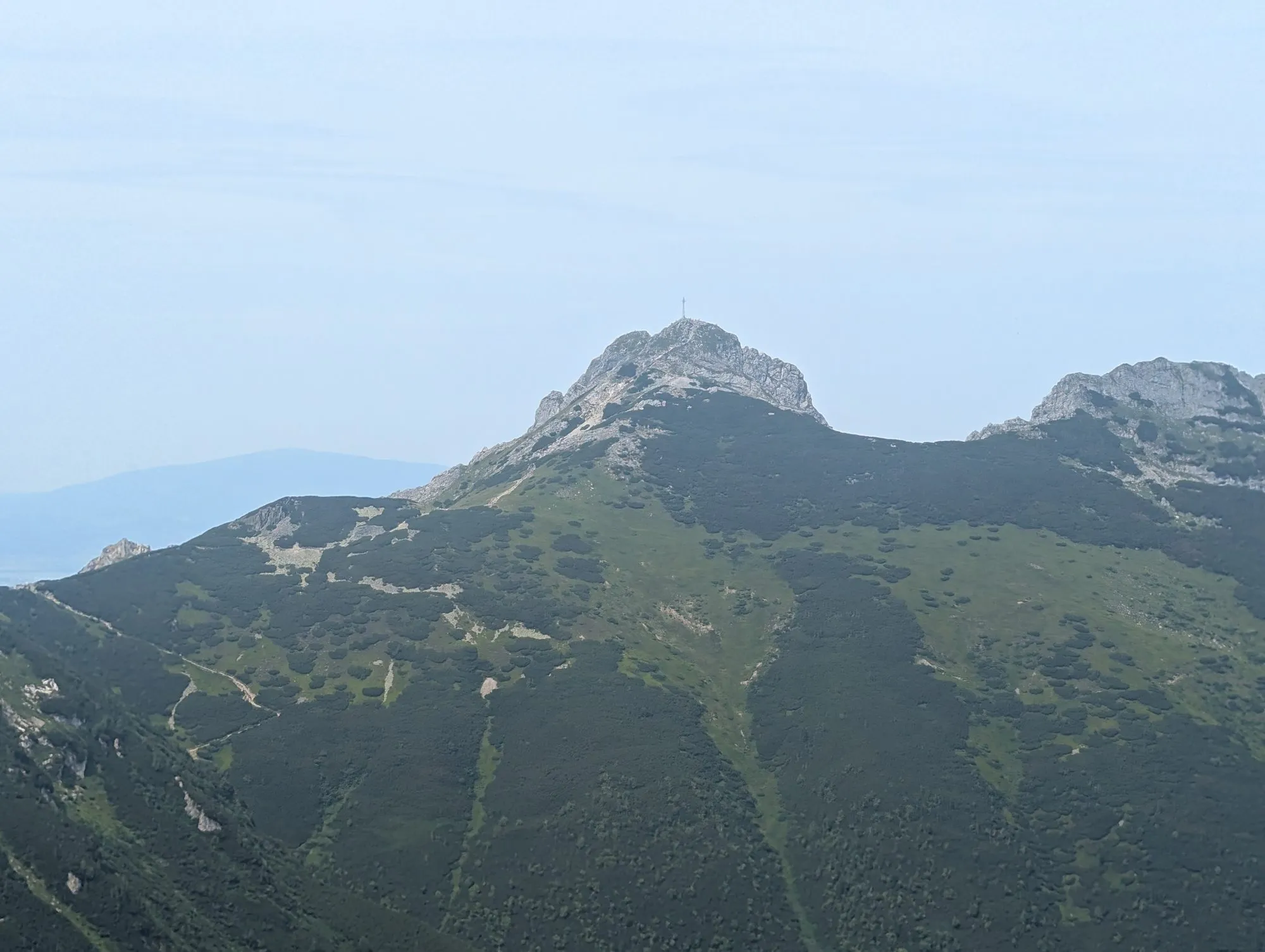Giewont widziany z grani między Kasprowym Wierchem a Kopą Kondracką, sierpień 2026