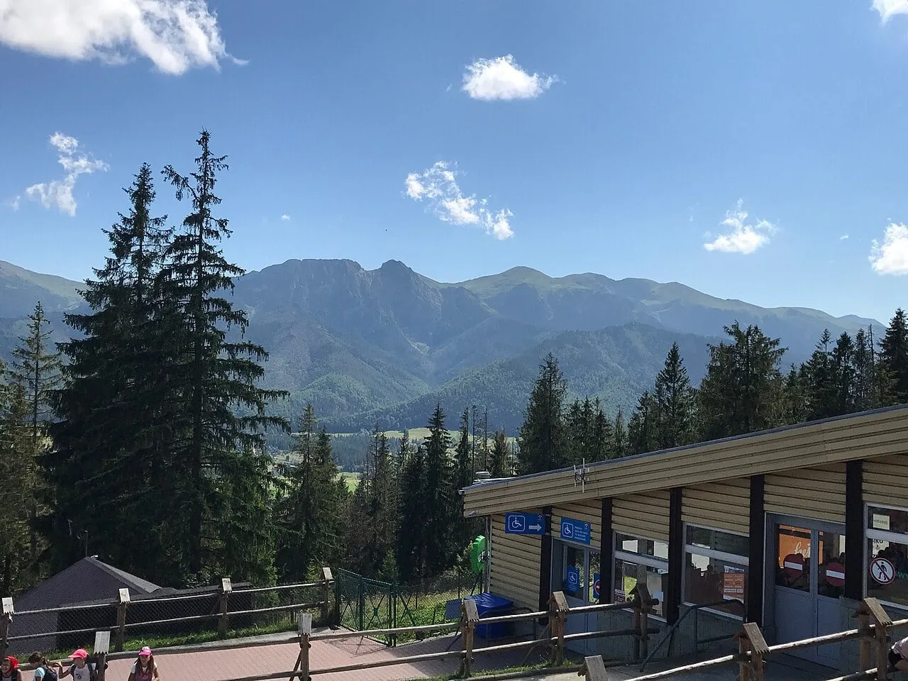 Zabudowania na Gubałówce i widok na Tatry, sierpień 2017