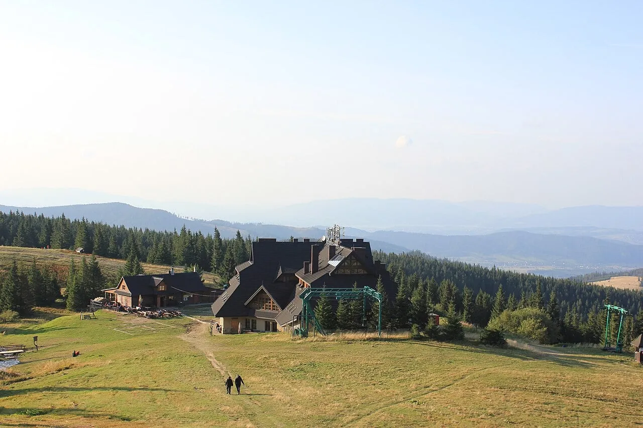 Hala Miziowa ze schroniskiem PTTK
