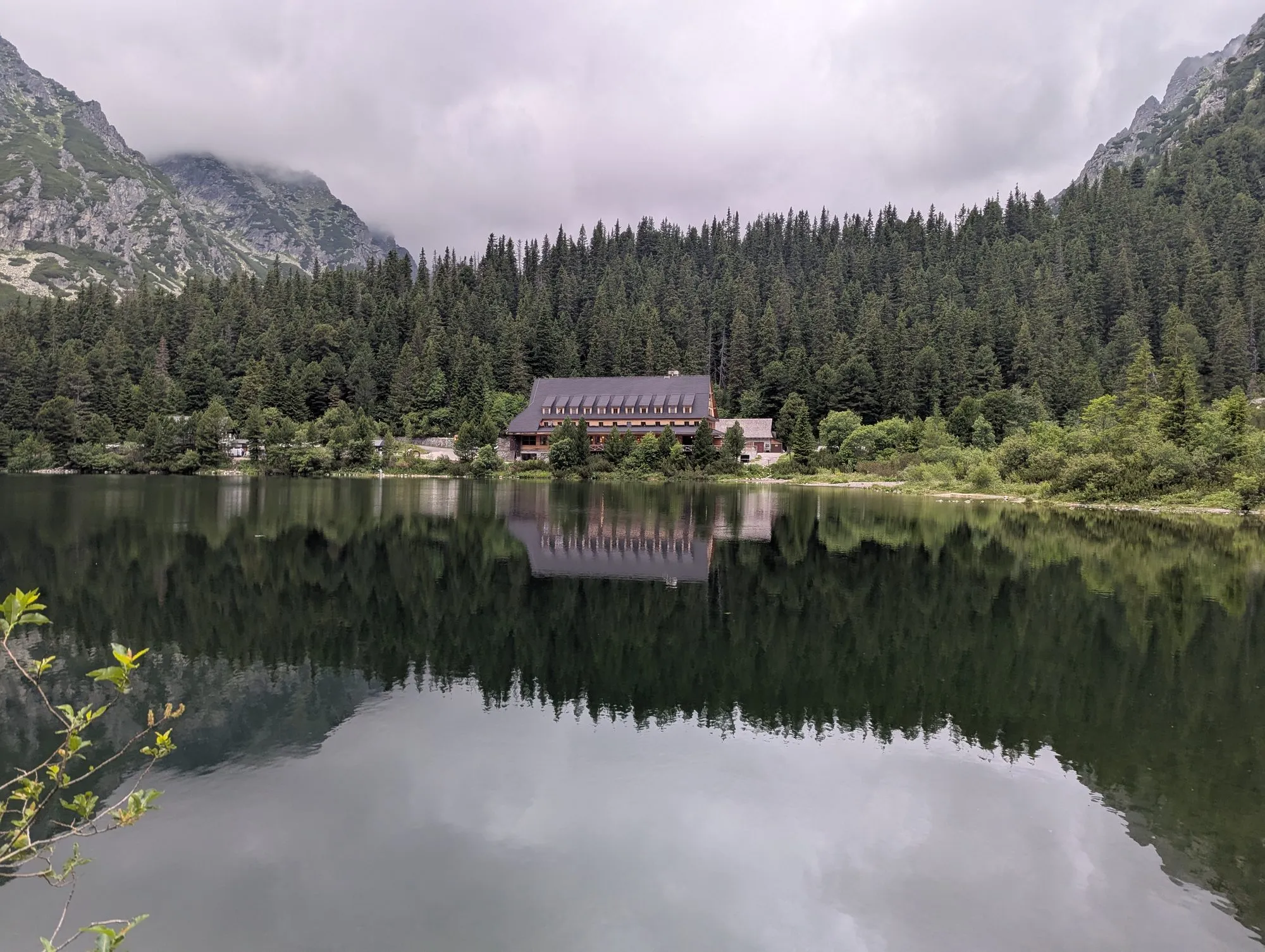 Hotel górski odbity w Popradzkim Stawie, wieczór 12 lipca 2025
