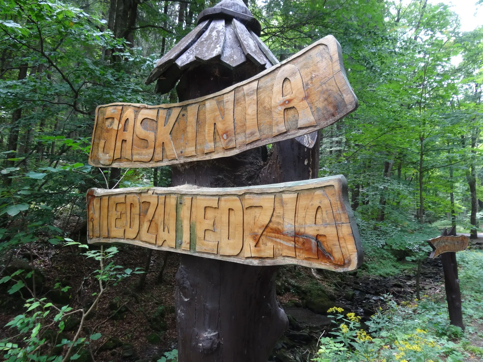 Drogowskaz do Jaskini Niedźwiedziej w Kletnie