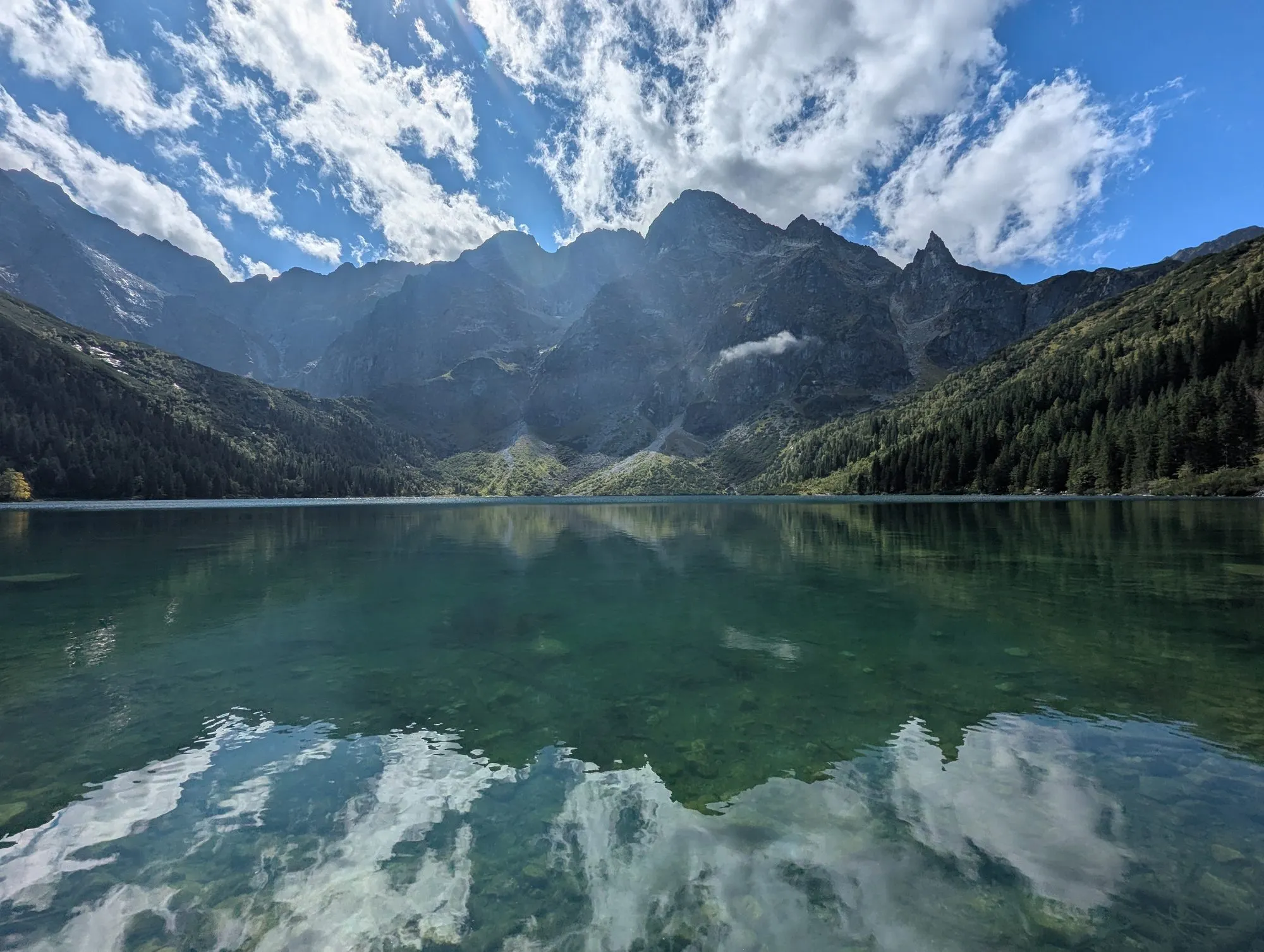Morskie Oko, nad taflą Mięguszowieckie Szczyty i Mnich