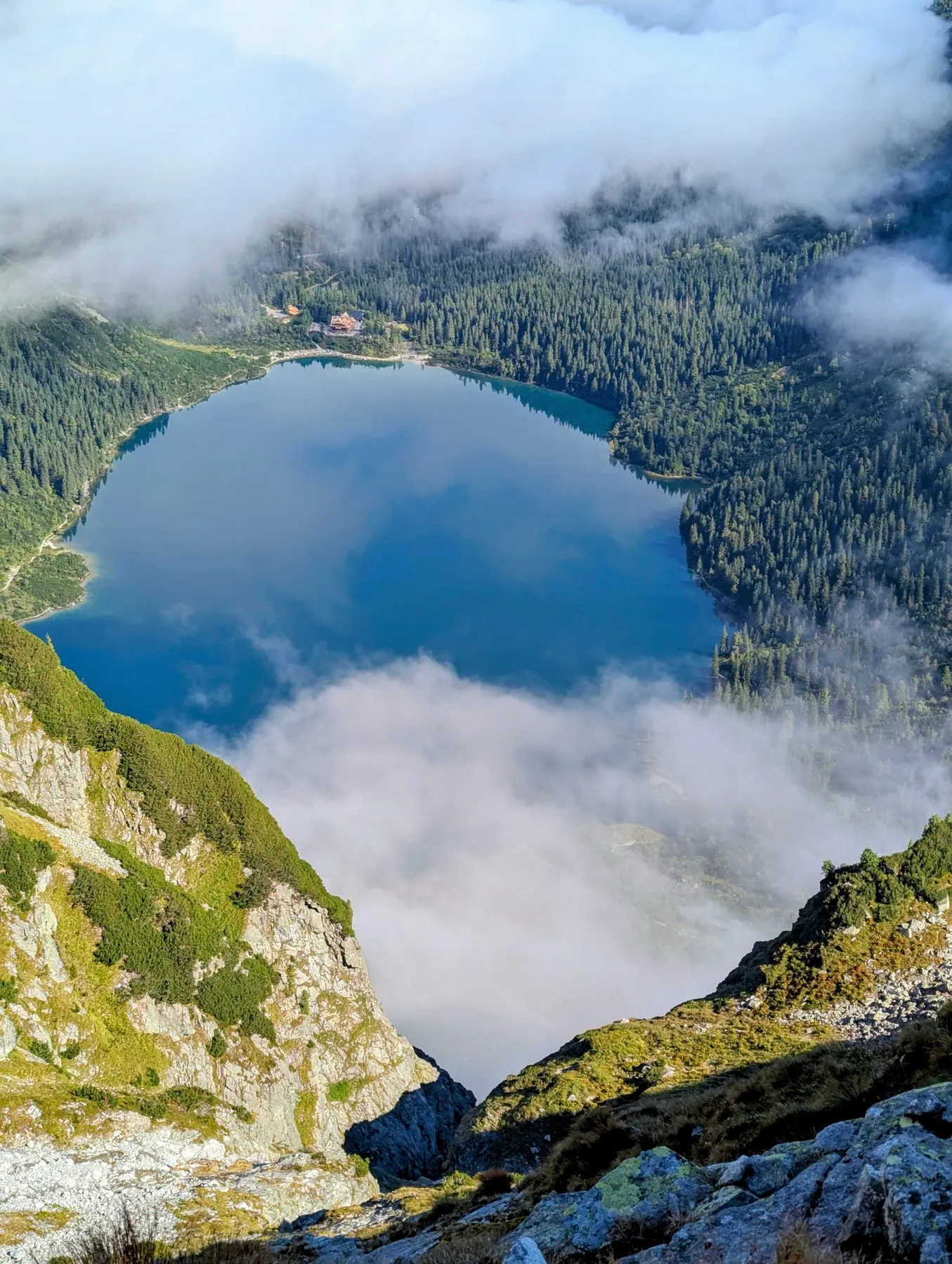Morskie Oko i schronisko widziane ze szlaku na Przełęcz pod Chłopkiem