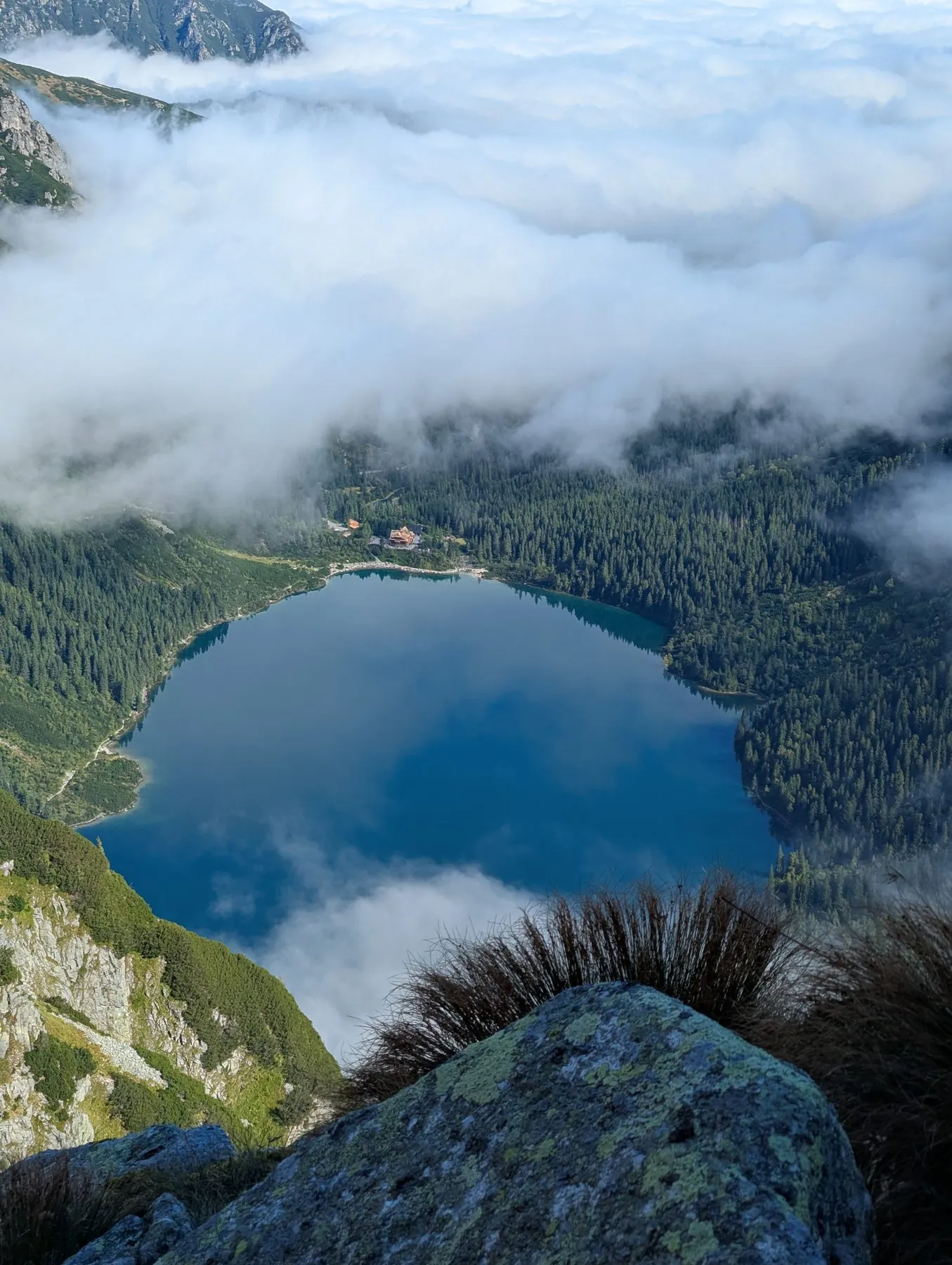 Morskie Oko widziane ze szlaku na Przełęcz pod Chłopkiem