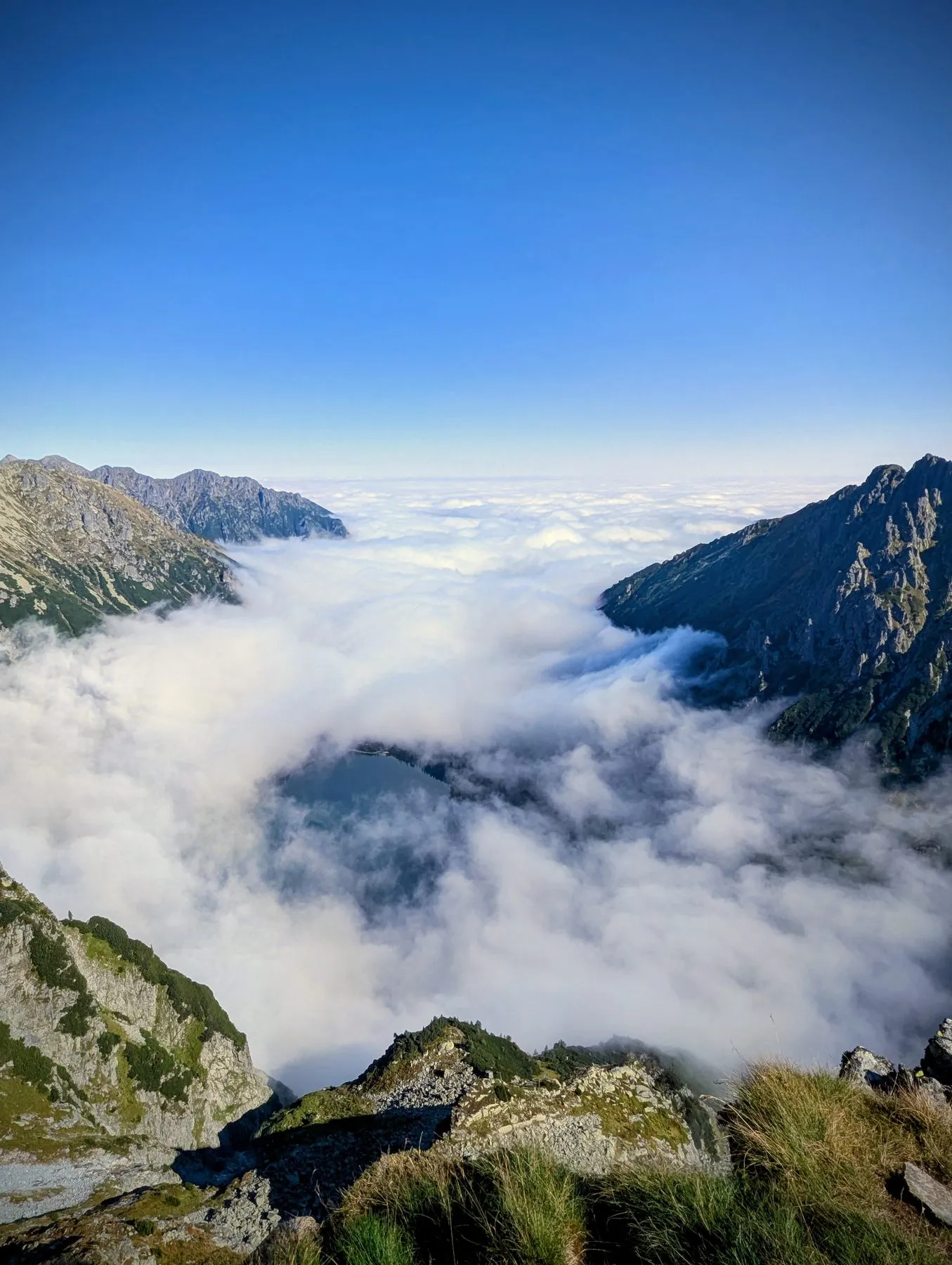 Morze chmur nad Morskim Okiem, widok ze szlaku na Przełęcz pod Chłopkiem