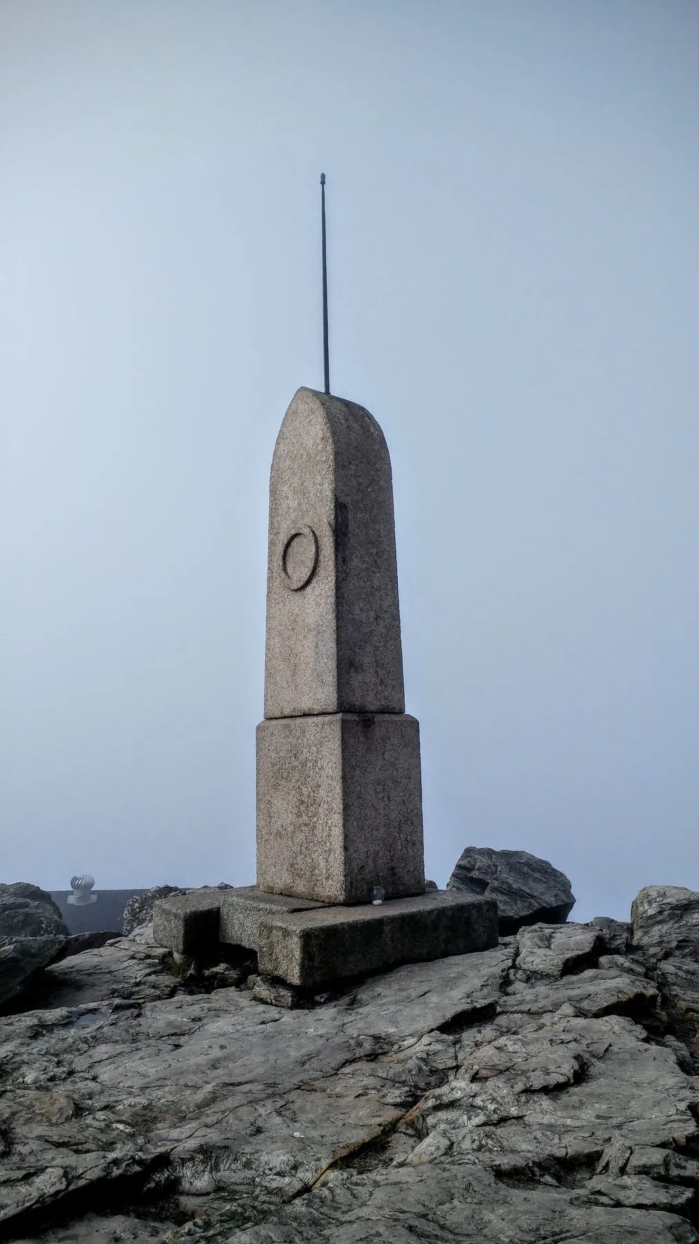 Kamienny obelisk na szczycie Ještědu