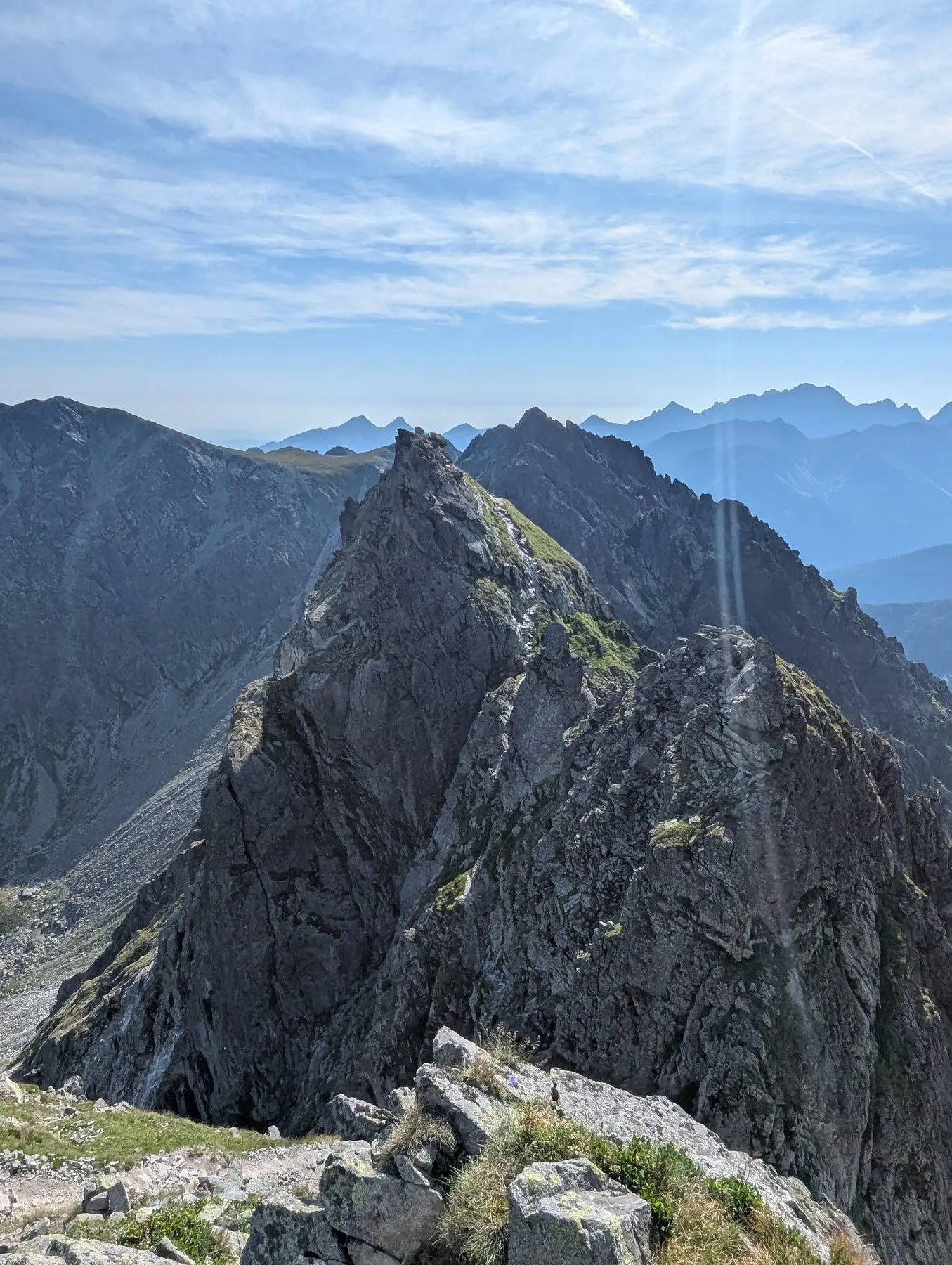 Orla Baszta widziana ze zbocza Skrajnego Granatu, w głębi Tatry Wysokie