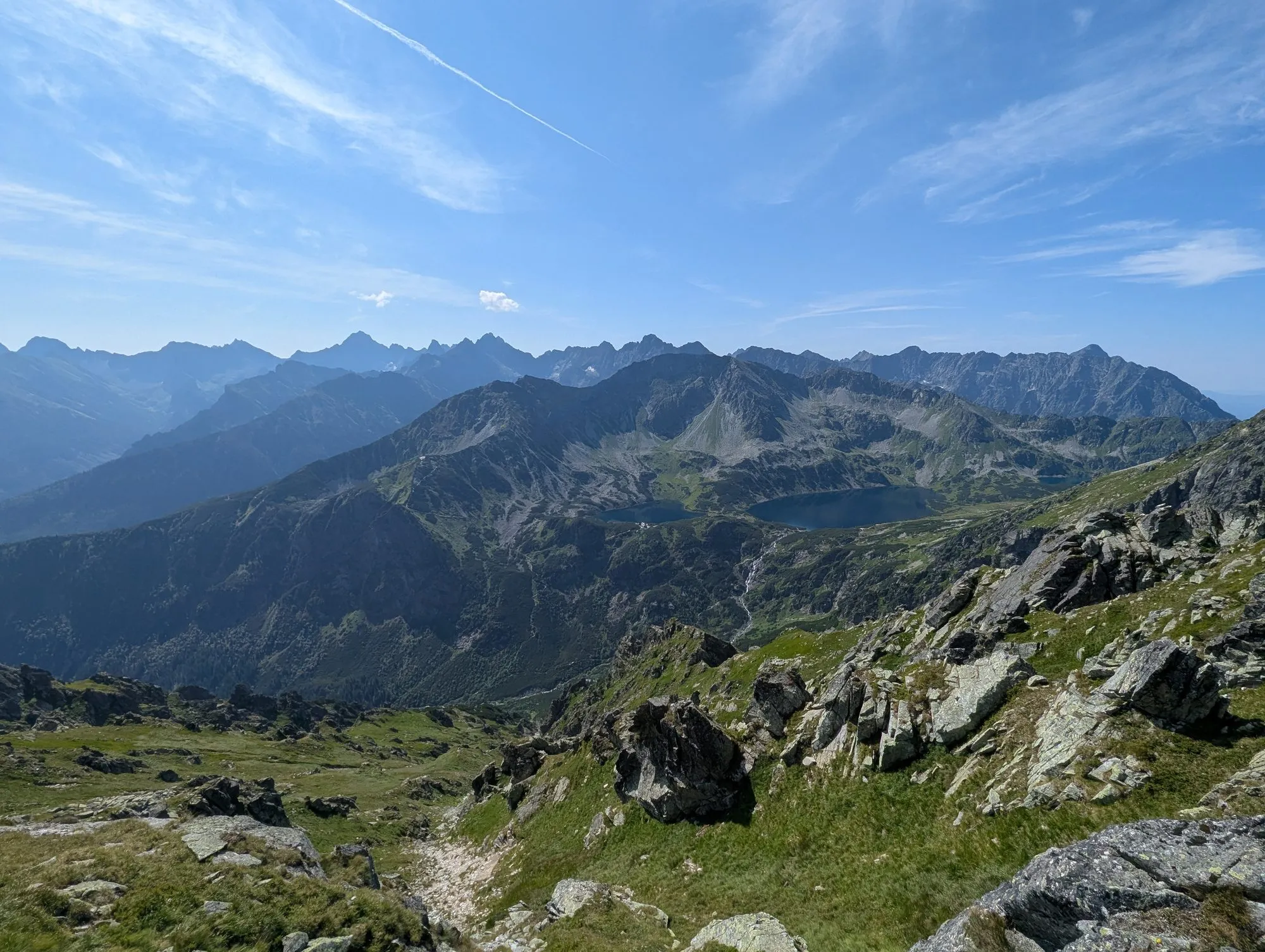 Dolina Pięciu Stawów Polskich i Tatry Wysokie widziane z Orlej Perci tuż przed Krzyżnem, lipiec 2026