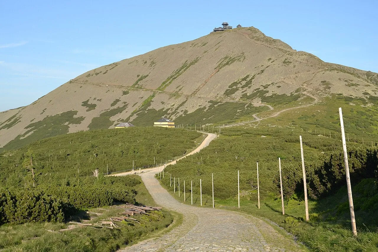 Śnieżka i droga od Domu Śląskiego