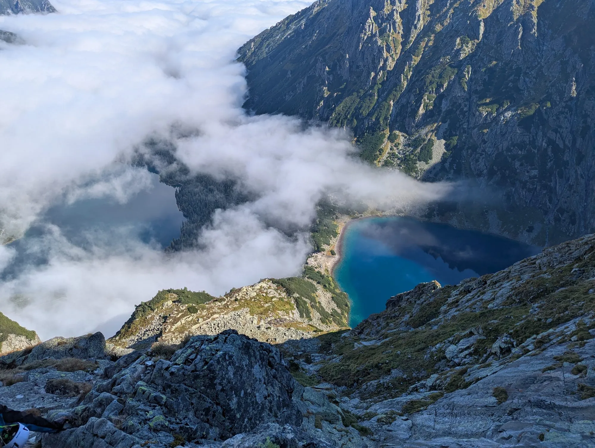 Czarny Staw pod Rysami i Morskie Oko pod chmurami, widok ze szlaku na Przełęcz pod Chłopkiem