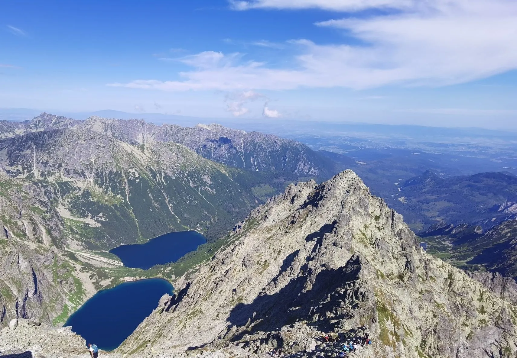 Morskie Oko i Czarny Staw pod Rysami widziane z wierzchołka Rysów, sierpień 2023