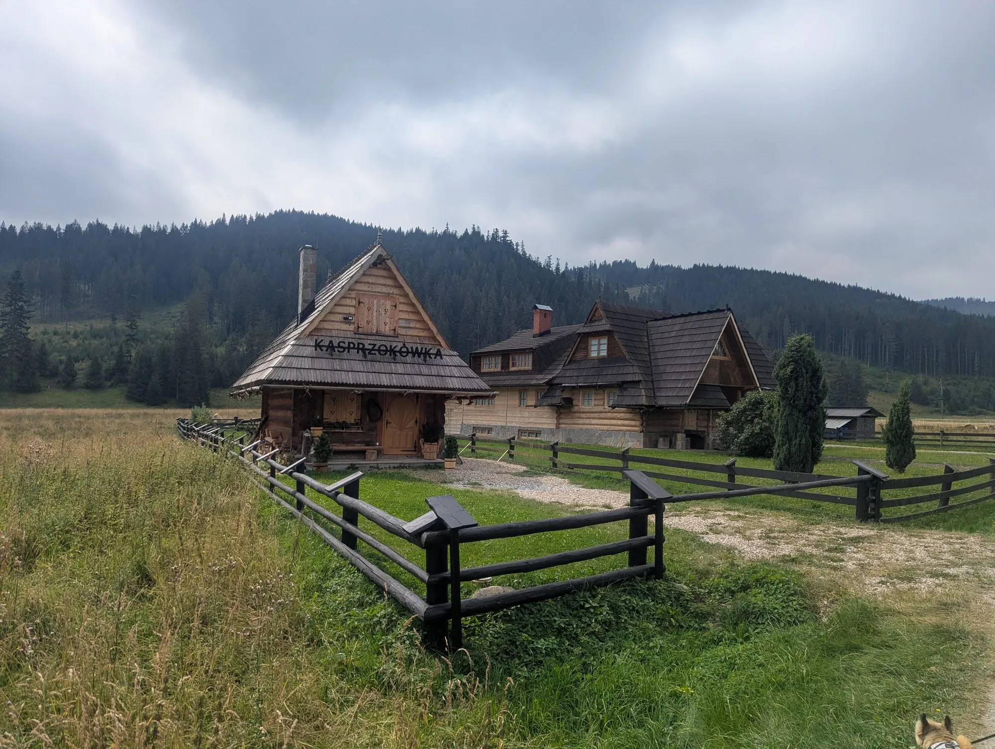 Drewniane szałasy na Siwej Polanie, sierpień 2026