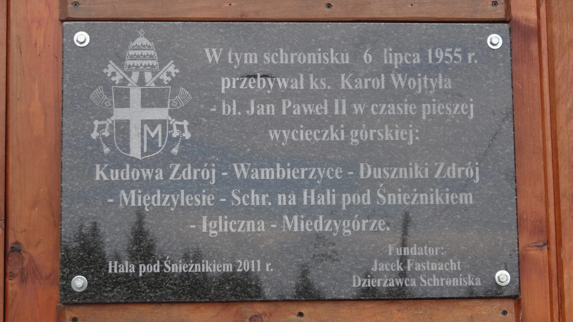 Tablica o pobycie Karola Wojtyły w schronisku