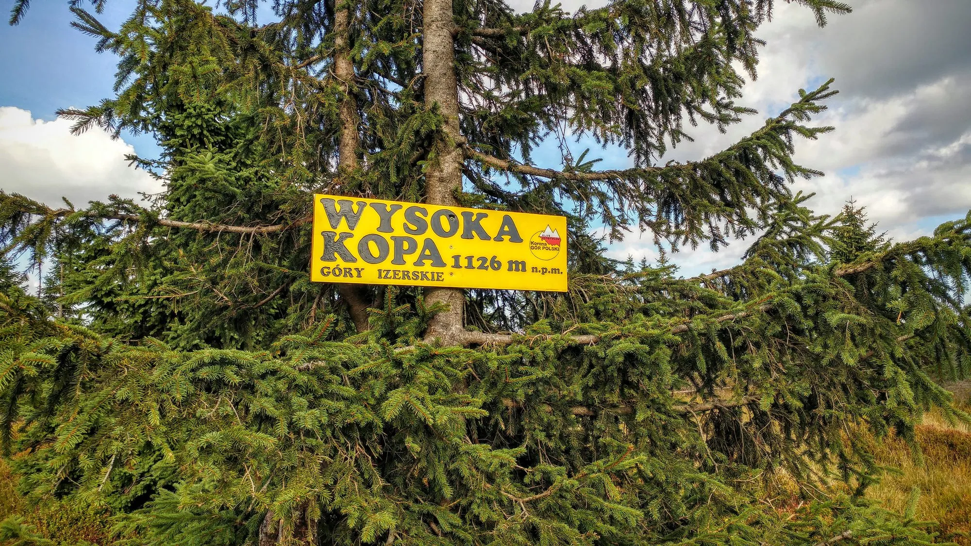 Tabliczka z nazwą Wysokiej Kopy we wrześniu 2016 roku, przed zamknięciem obszaru szczytowego