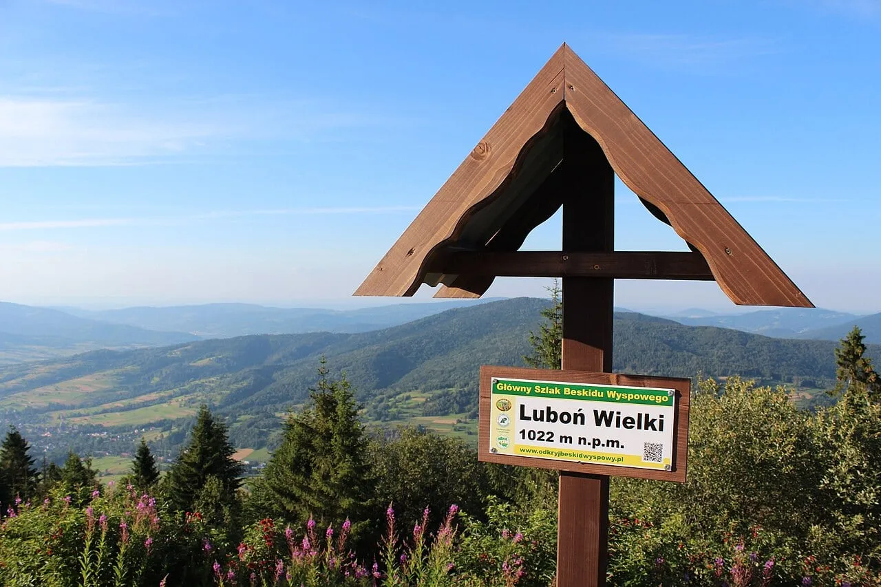 Tabliczka na szczycie Lubonia Wielkiego