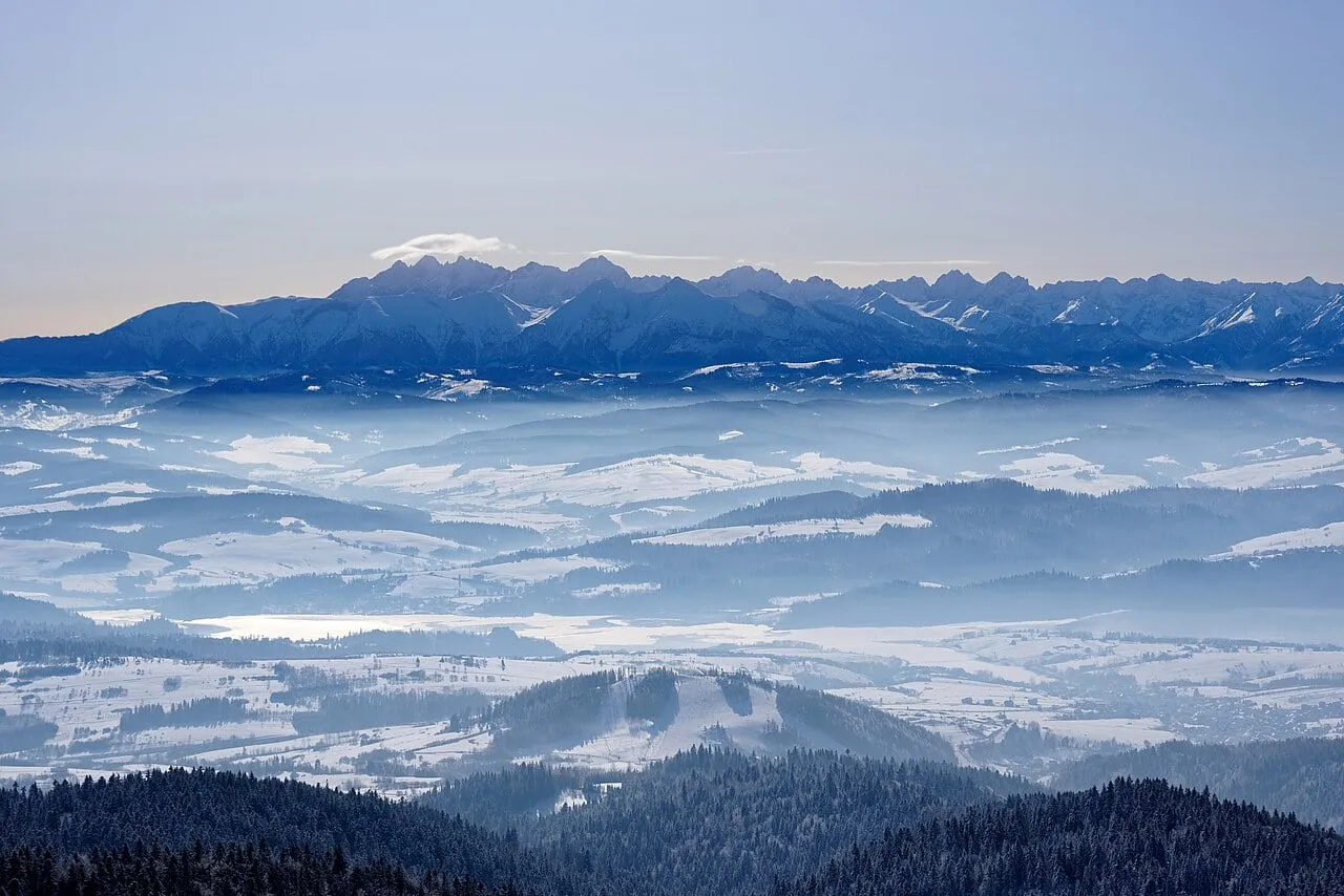 Tatry widziane z wieży widokowej na Lubaniu