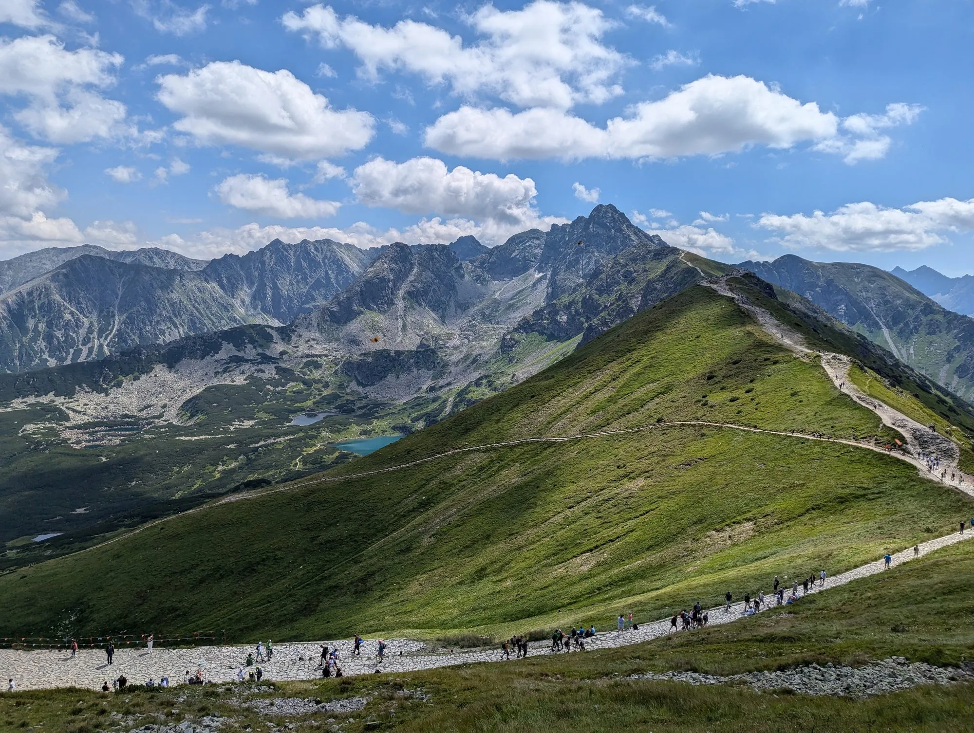 Widok z Kasprowego Wierchu na grań w stronę Beskidu i Tatry Wysokie