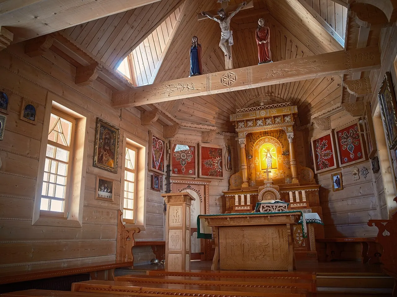 Wnętrze kaplicy na Wiktorówkach z figurą Matki Bożej