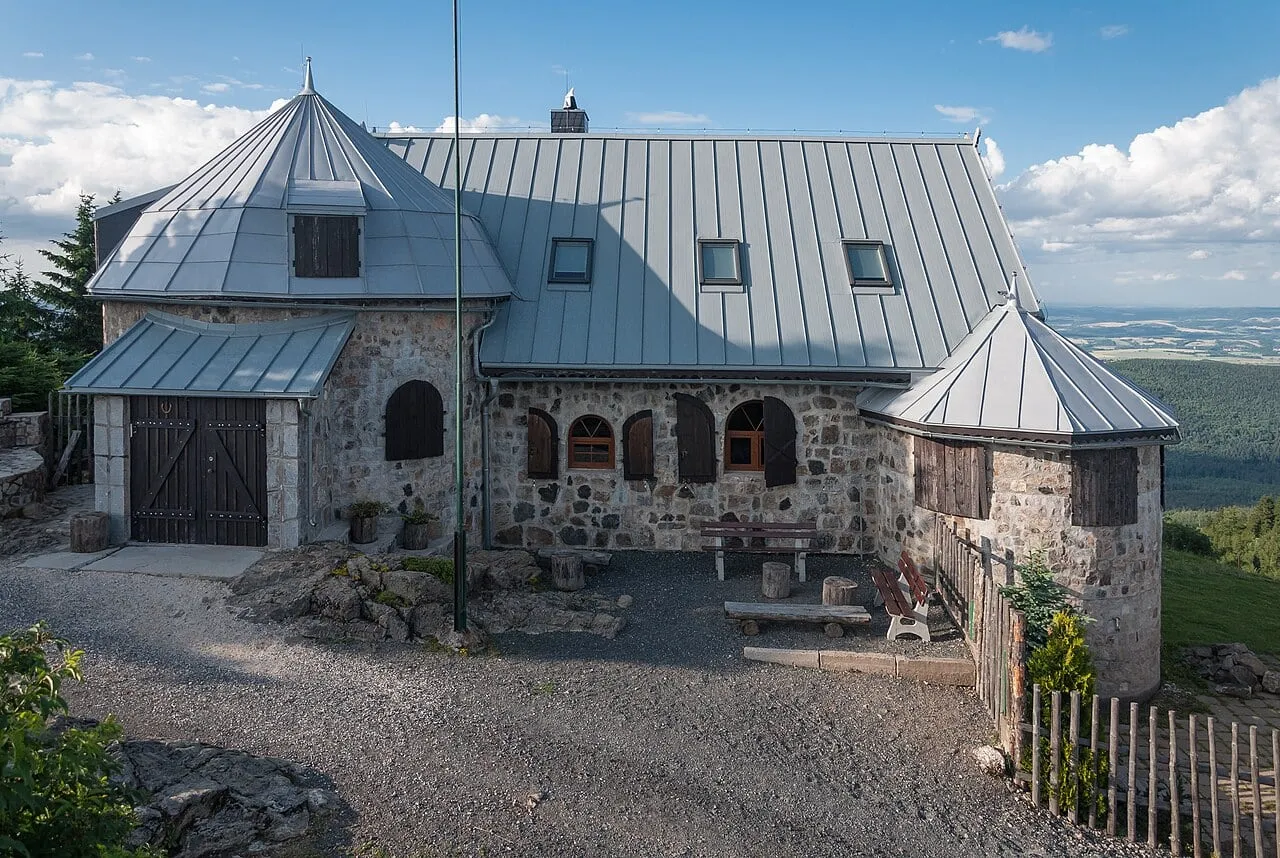 Schronisko na Wysokim Kamieniu w Górach Izerskich